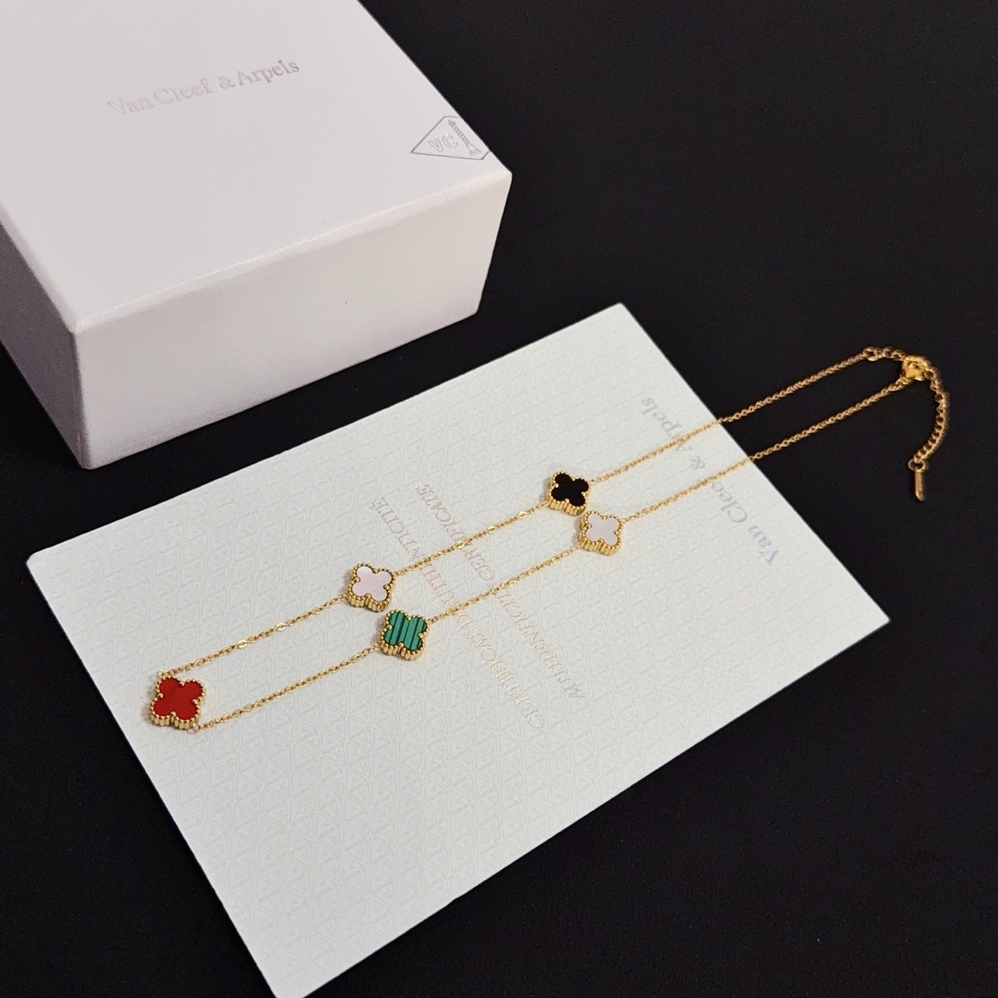 Collana Van Cleef Arpels Alhambra in oro giallo con onice nero, madreperla bianca, corniola rossa, malachite verde 42 cm