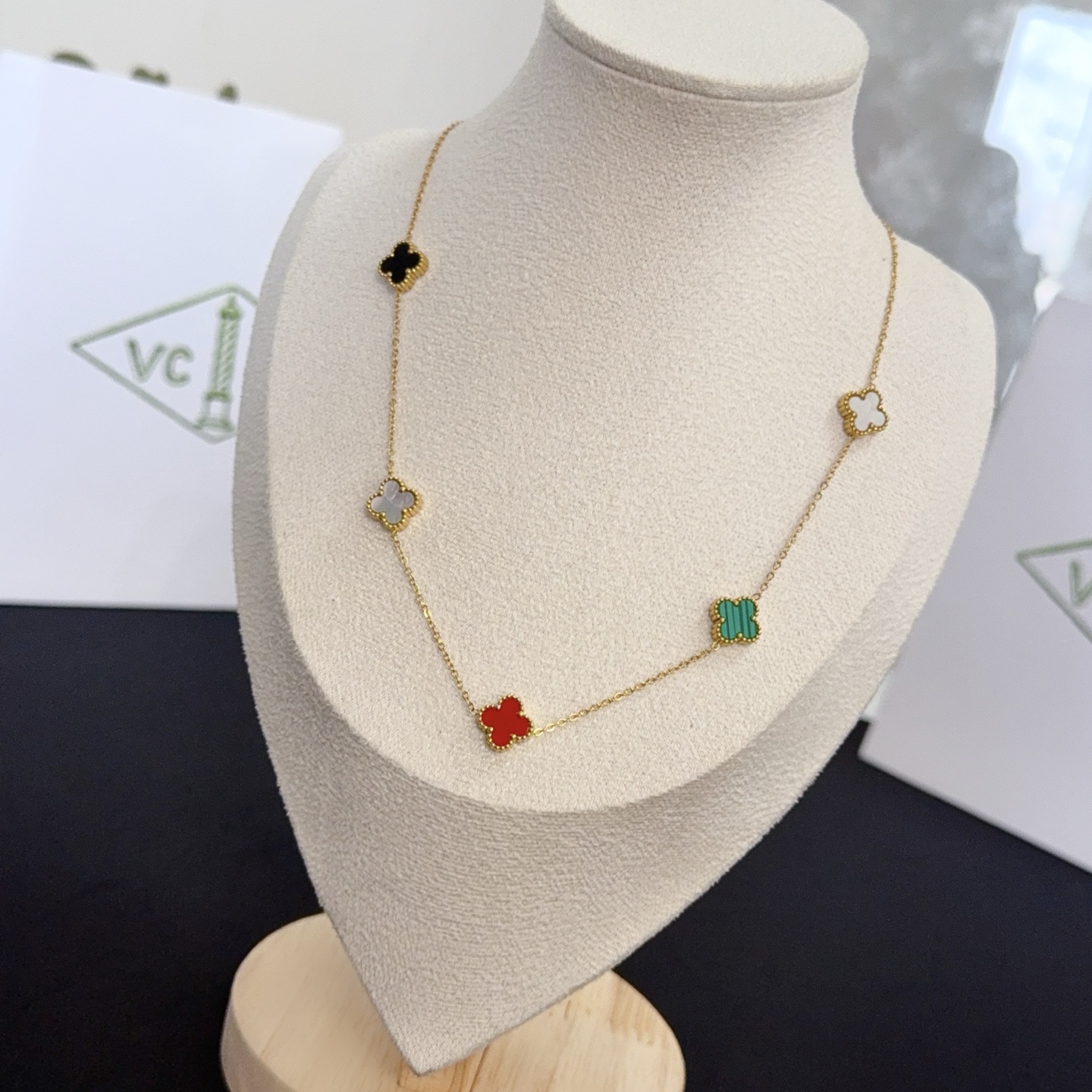 Collana Van Cleef Arpels Alhambra in oro giallo con onice nero, madreperla bianca, corniola rossa, malachite verde 42 cm