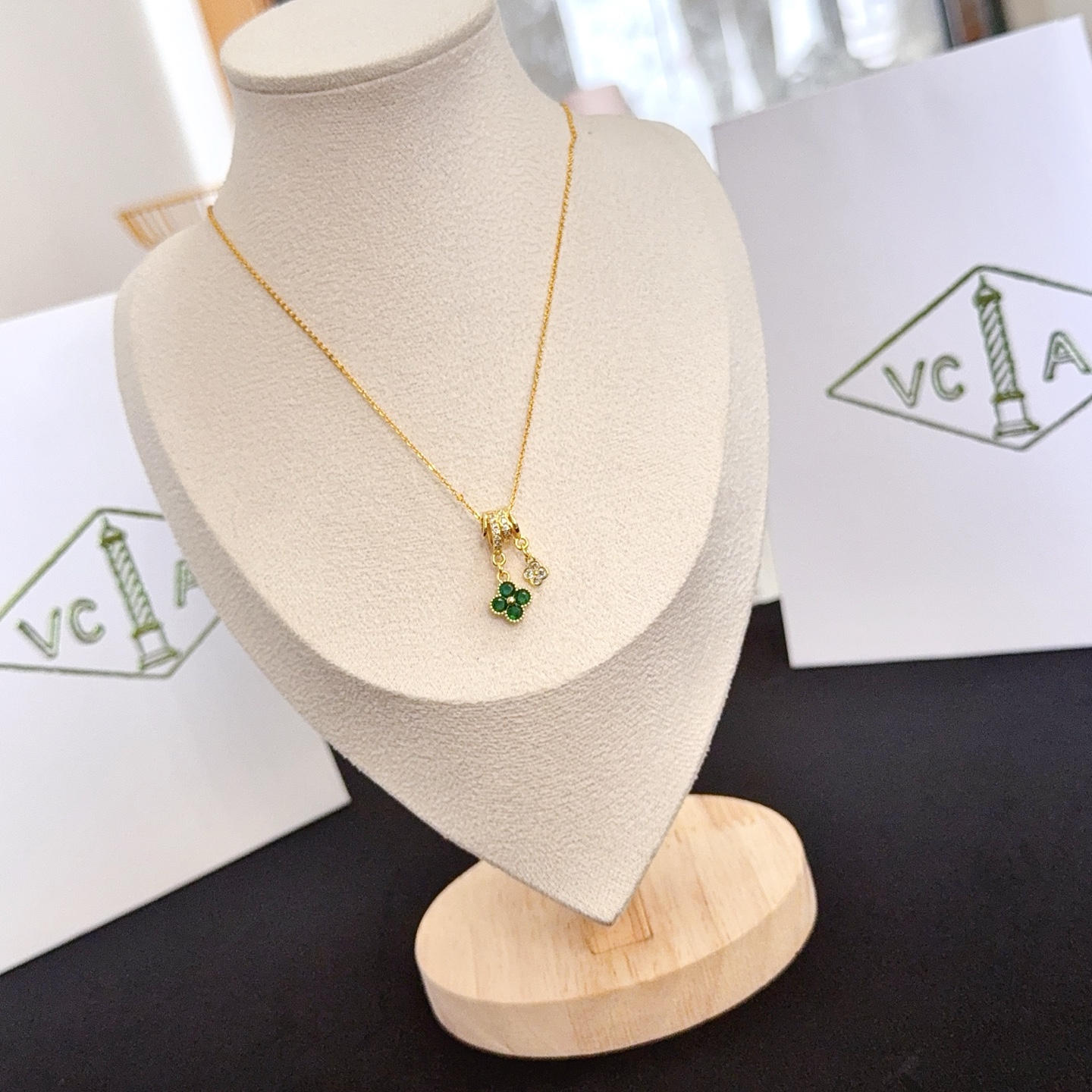Van Cleef Arpels Alhambra necklace yellow gold green malachite clear diamond 42cm