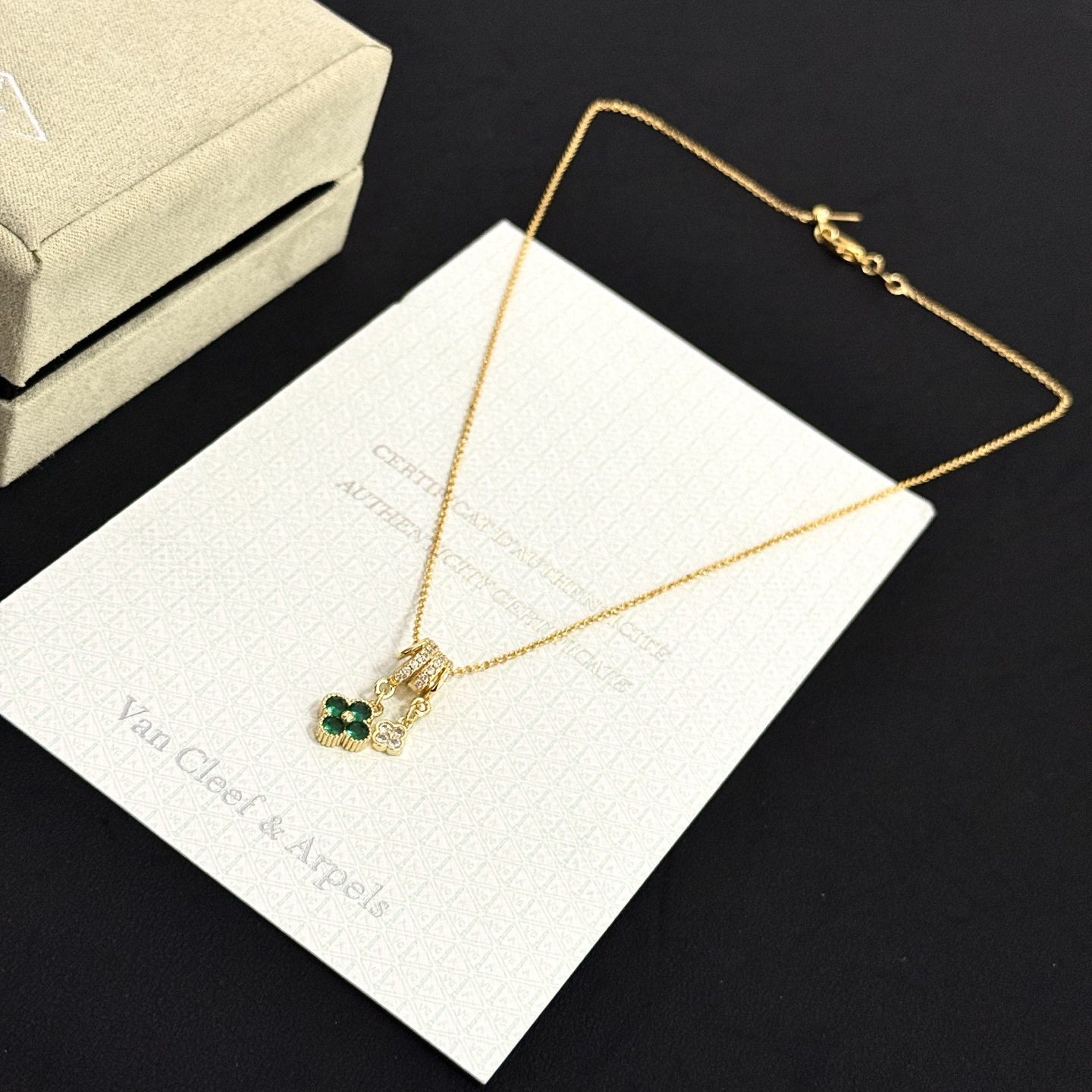 Van Cleef Arpels Alhambra necklace yellow gold green malachite clear diamond 42cm
