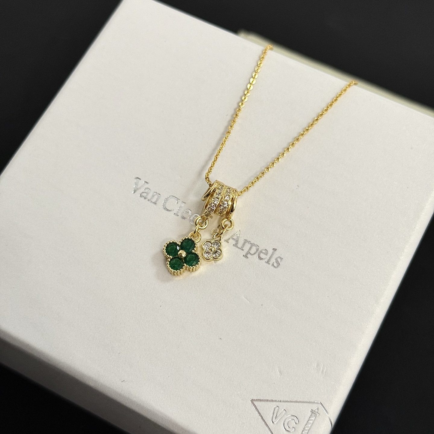 Van Cleef Arpels Alhambra necklace yellow gold green malachite clear diamond 42cm