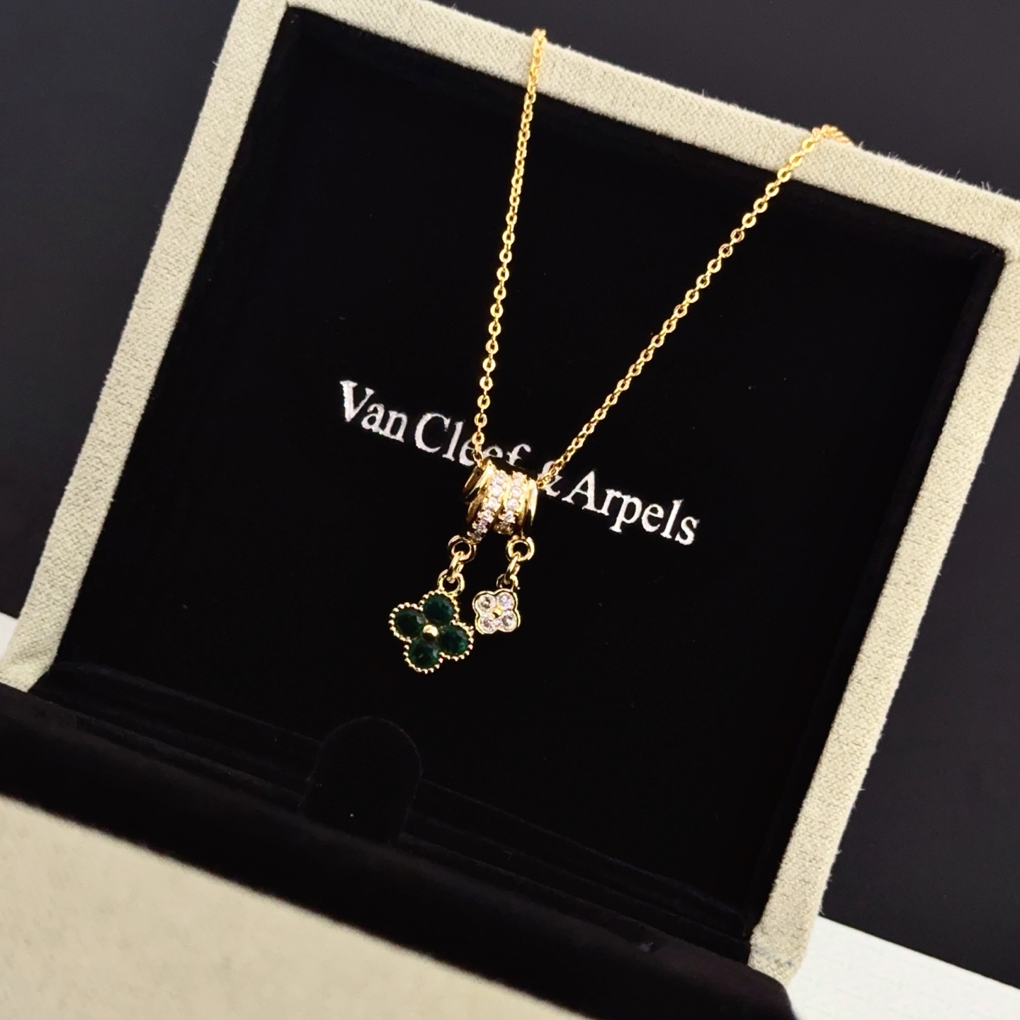 Van Cleef Arpels Alhambra necklace yellow gold green malachite clear diamond 42cm