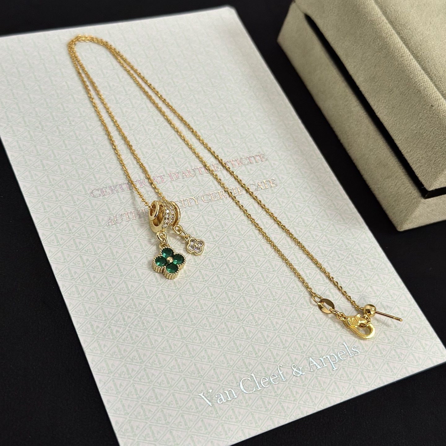 Van Cleef Arpels Alhambra necklace yellow gold green malachite clear diamond 42cm