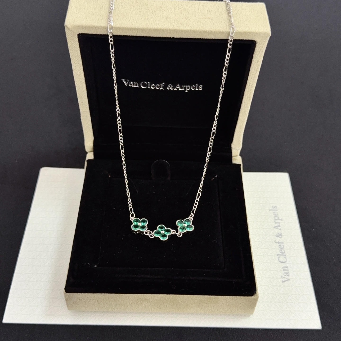 Van Cleef Arpels Collier Alhambra métal argenté pierres précieuses vert émeraude 42cm