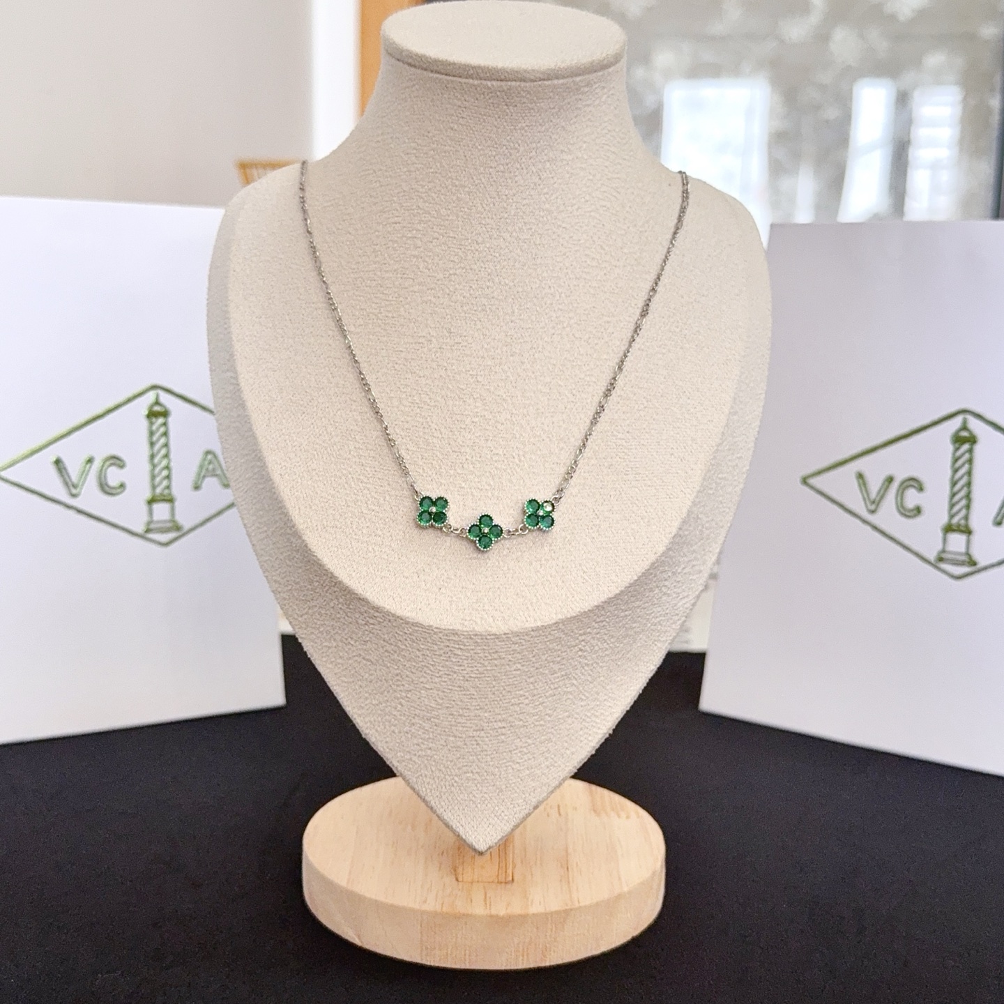 Van Cleef Arpels Collier Alhambra métal argenté pierres précieuses vert émeraude 42cm