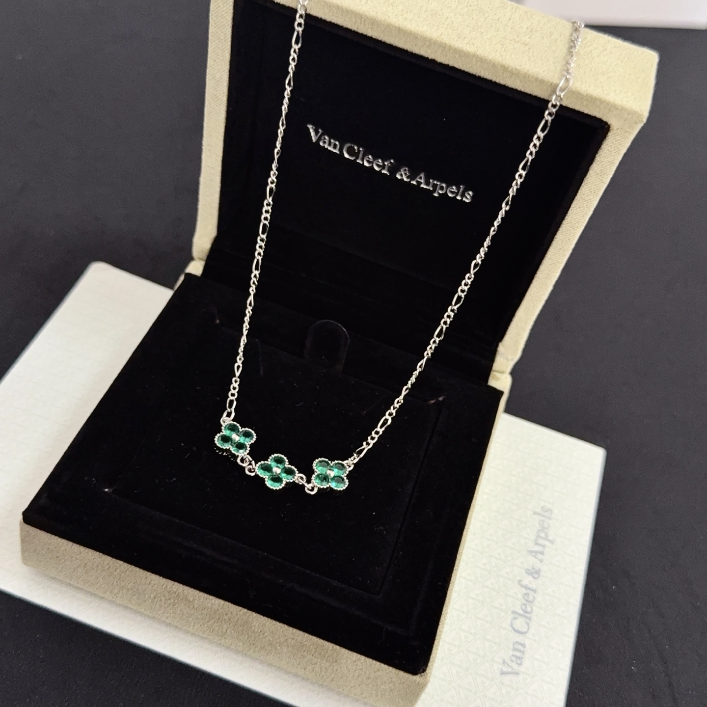Van Cleef Arpels Collier Alhambra métal argenté pierres précieuses vert émeraude 42cm
