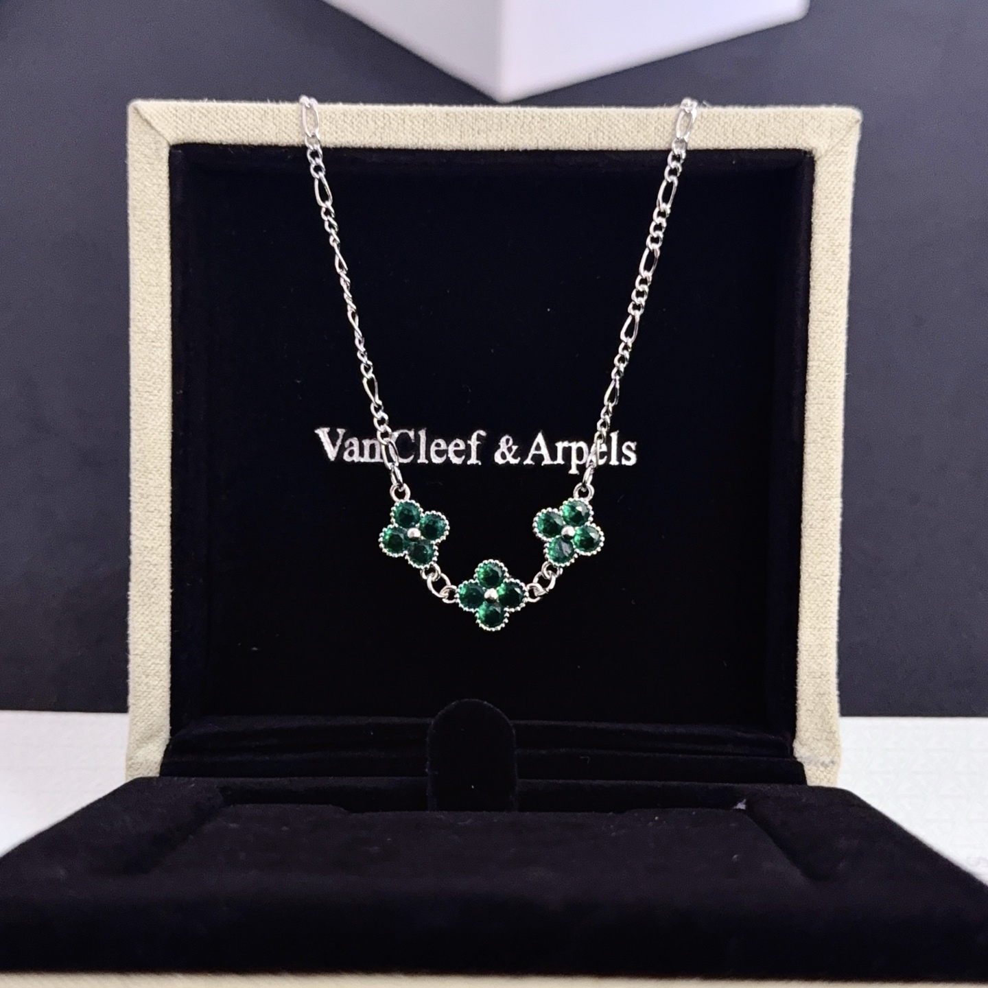 Van Cleef Arpels Collier Alhambra métal argenté pierres précieuses vert émeraude 42cm
