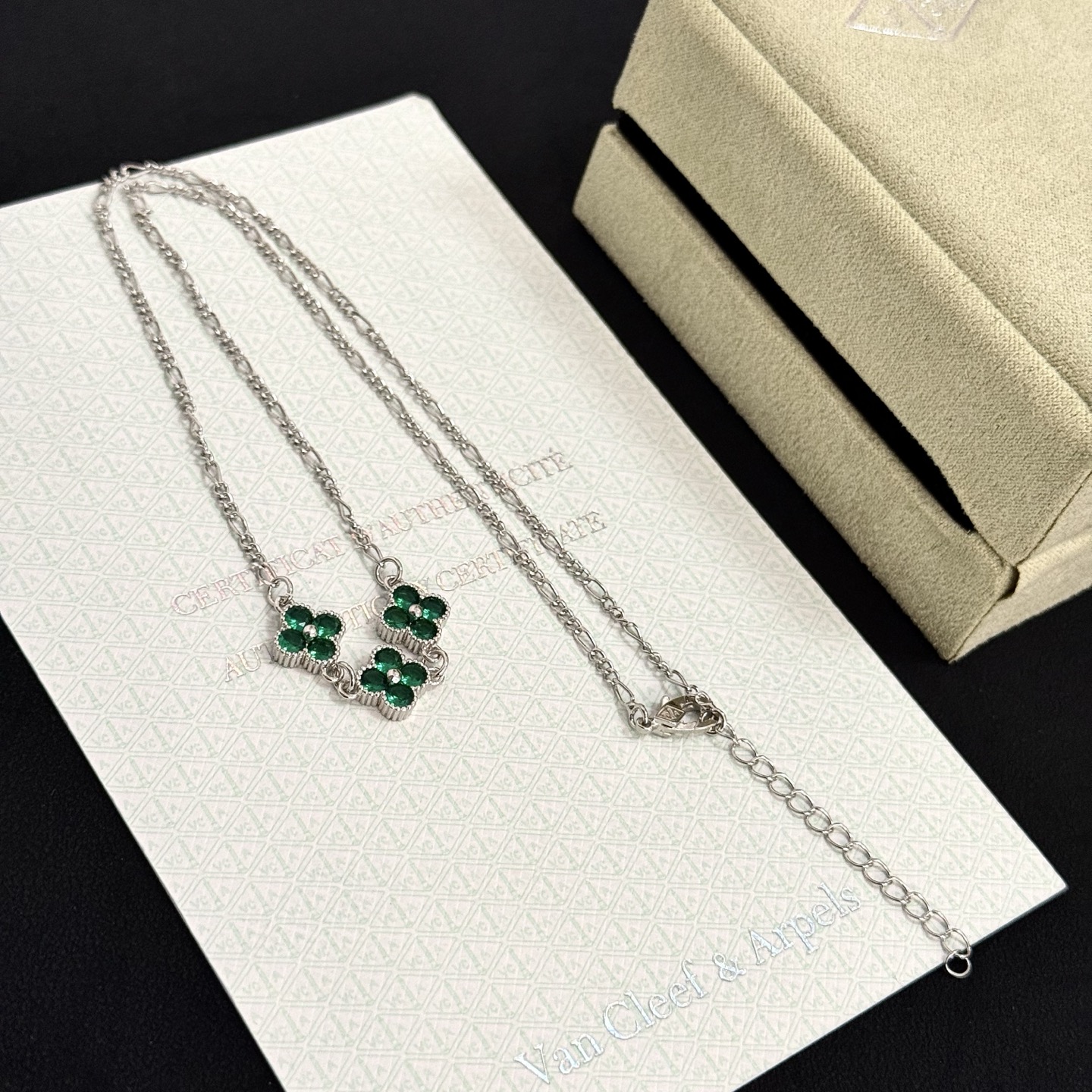 Van Cleef Arpels Collier Alhambra métal argenté pierres précieuses vert émeraude 42cm