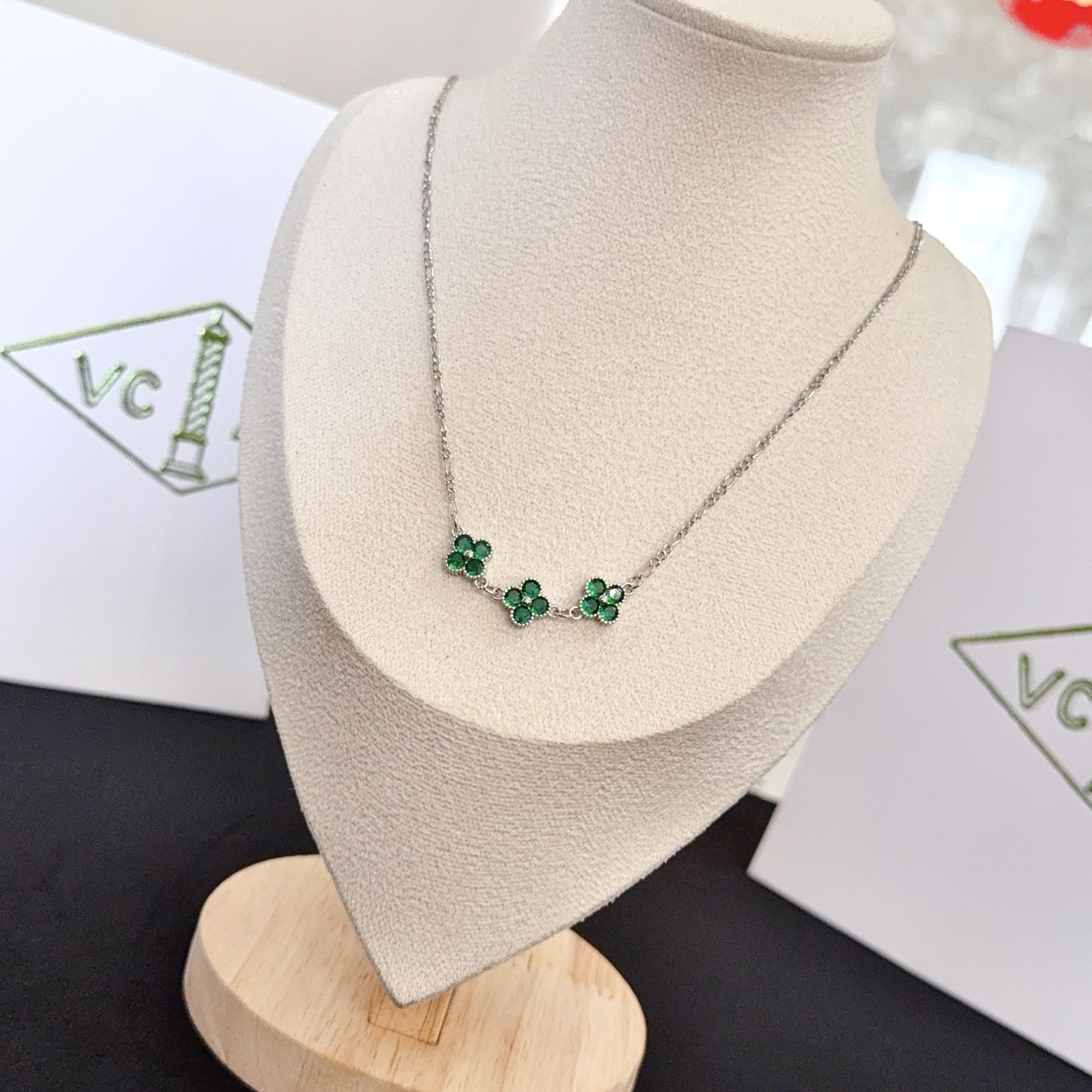 Van Cleef Arpels Collier Alhambra métal argenté pierres précieuses vert émeraude 42cm