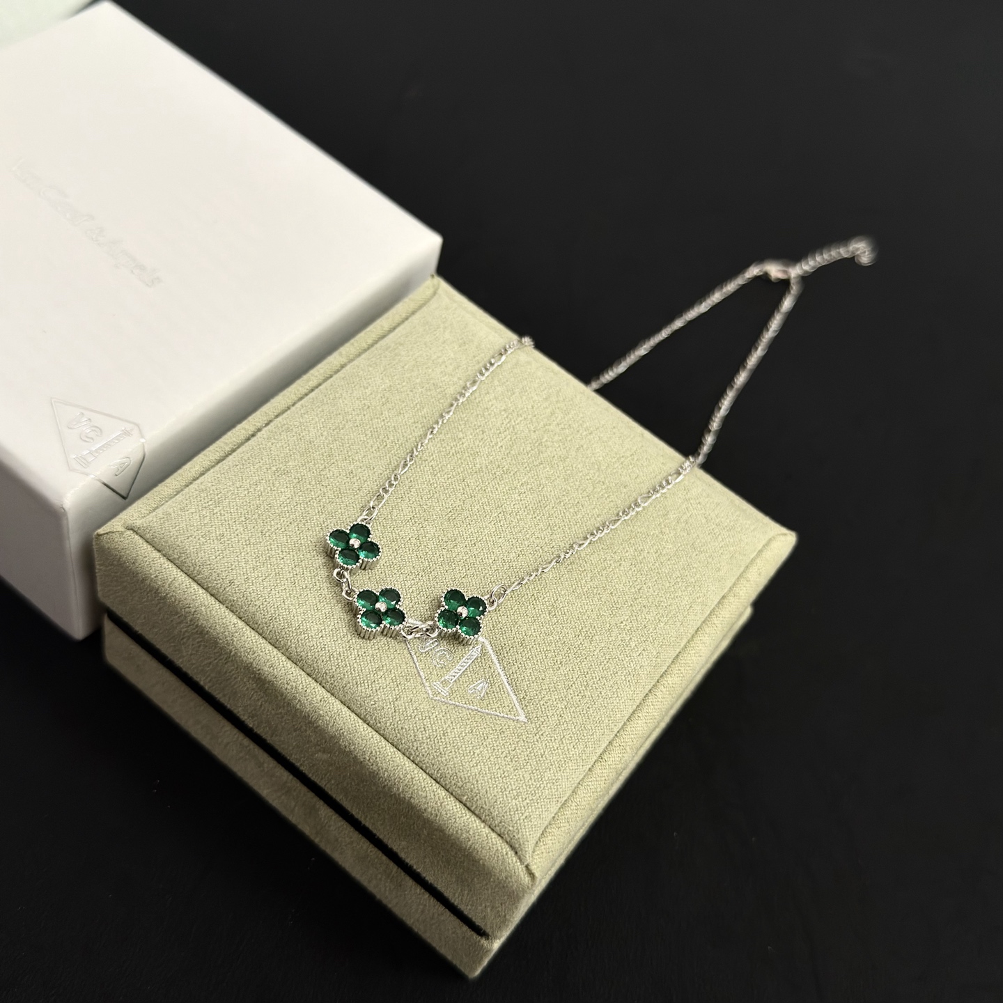 Van Cleef Arpels Collier Alhambra métal argenté pierres précieuses vert émeraude 42cm