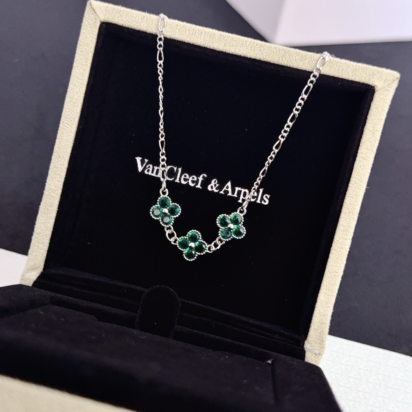 Van Cleef Arpels Collier Alhambra métal argenté pierres précieuses vert émeraude 42cm