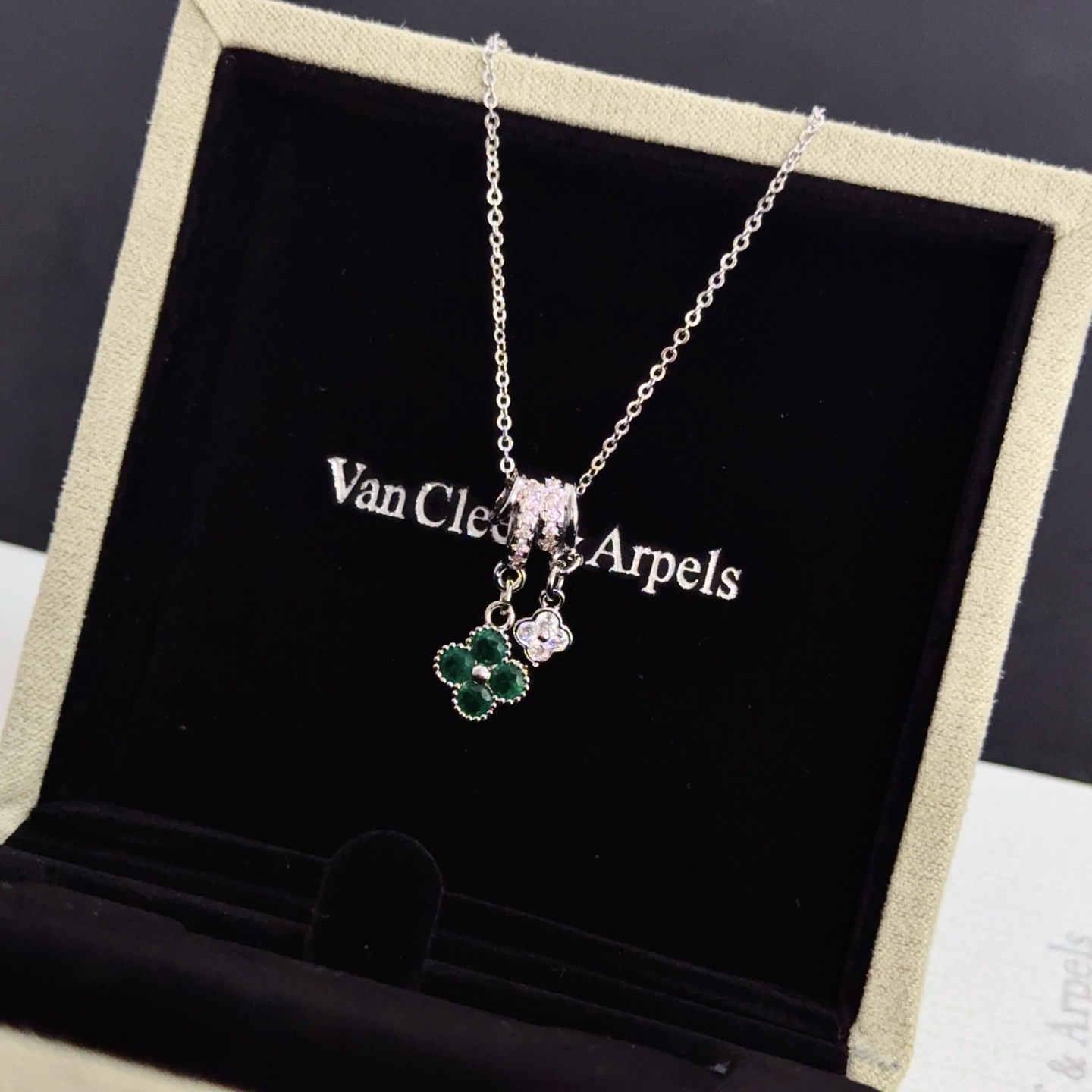 Collana Van Cleef Arpels Alhambra in metallo argentato con pietra preziosa verde diamante trasparente 42 cm