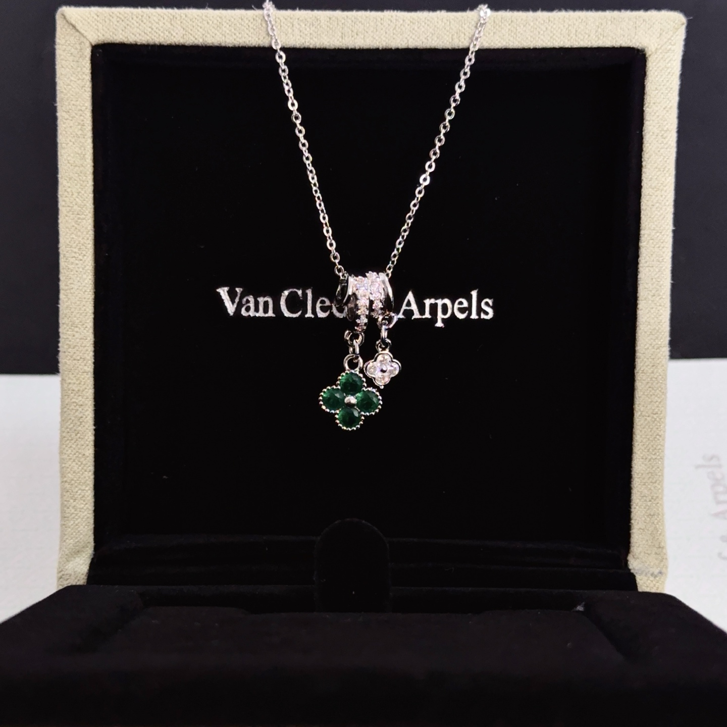 Collana Van Cleef Arpels Alhambra in metallo argentato con pietra preziosa verde diamante trasparente 42 cm