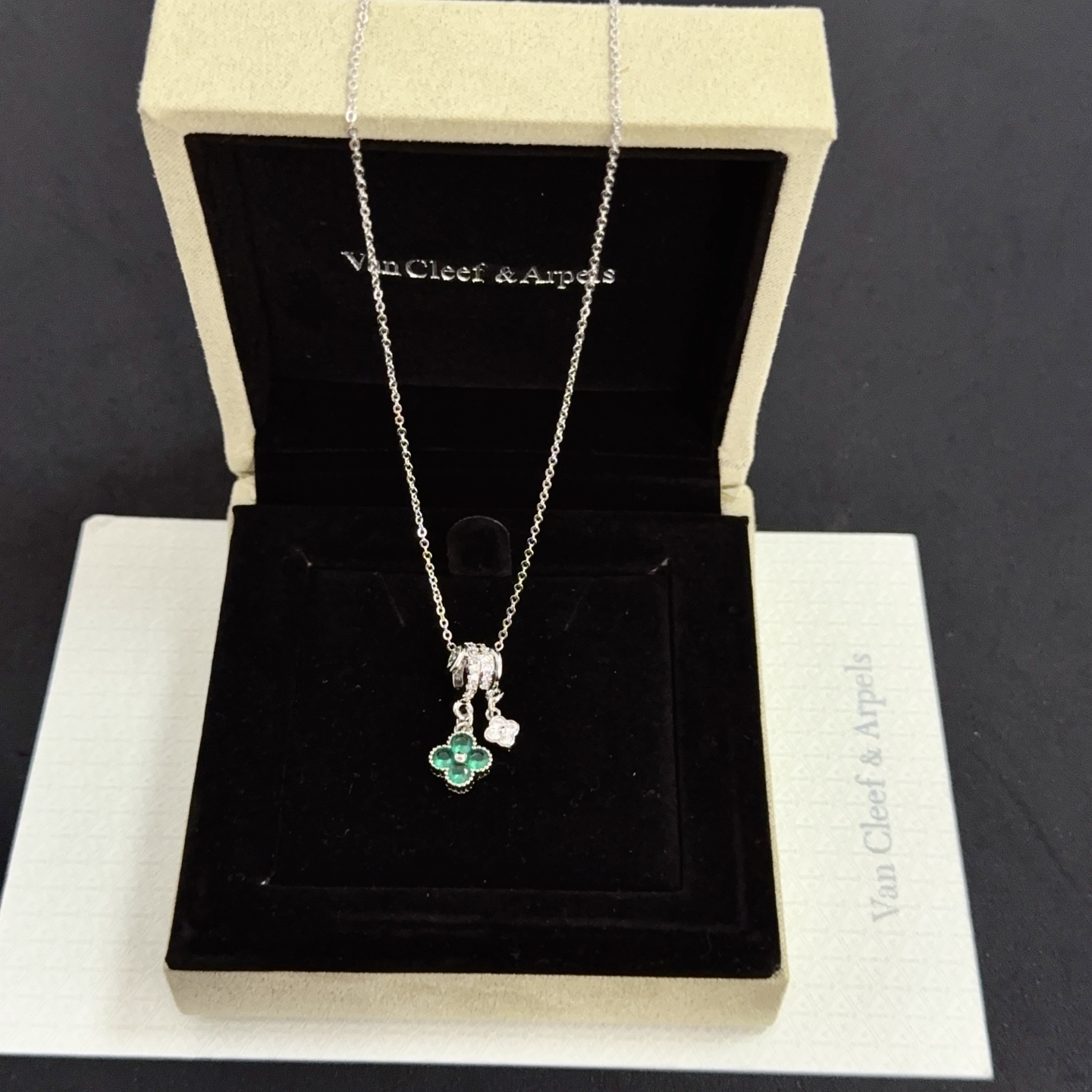 Collana Van Cleef Arpels Alhambra in metallo argentato con pietra preziosa verde diamante trasparente 42 cm