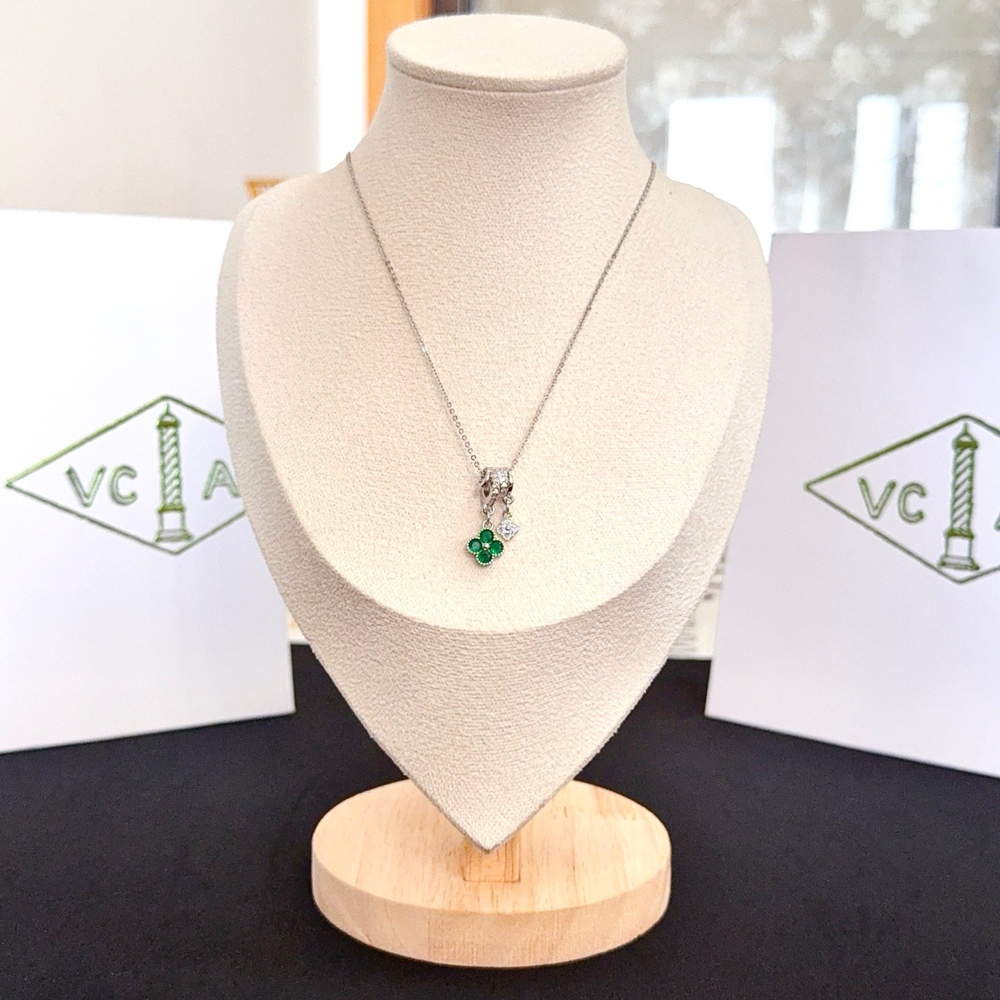 Collana Van Cleef Arpels Alhambra in metallo argentato con pietra preziosa verde diamante trasparente 42 cm