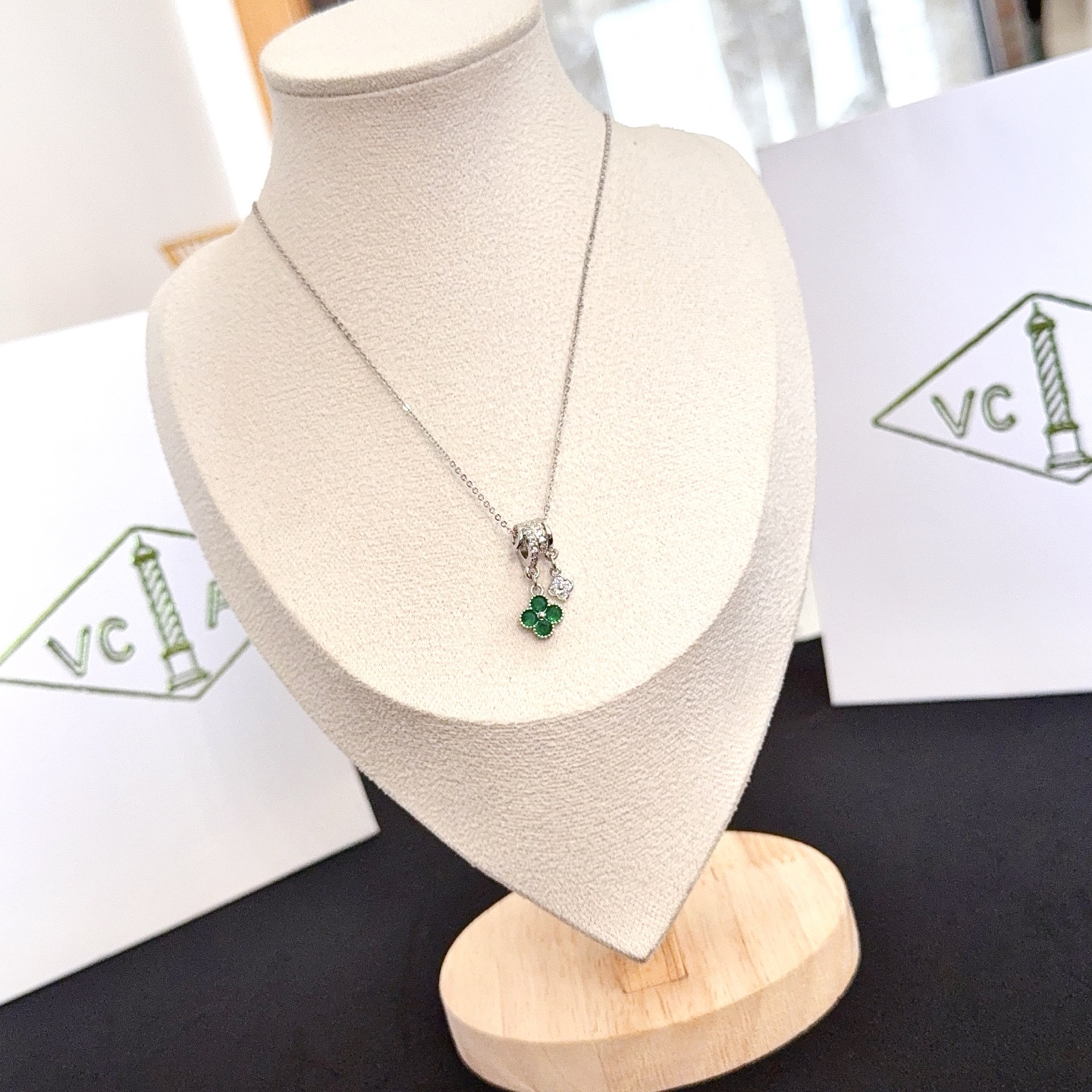 Collana Van Cleef Arpels Alhambra in metallo argentato con pietra preziosa verde diamante trasparente 42 cm