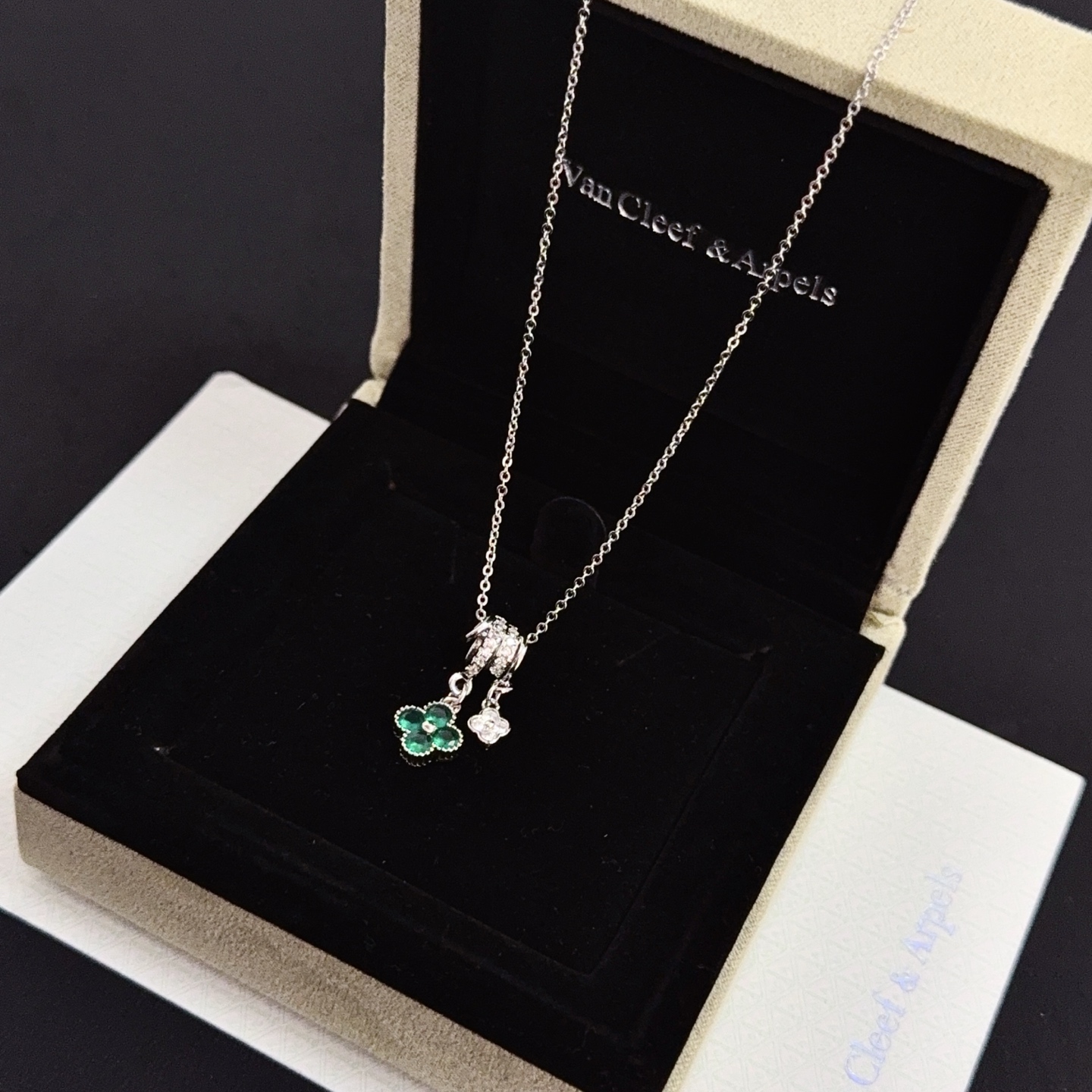 Collana Van Cleef Arpels Alhambra in metallo argentato con pietra preziosa verde diamante trasparente 42 cm