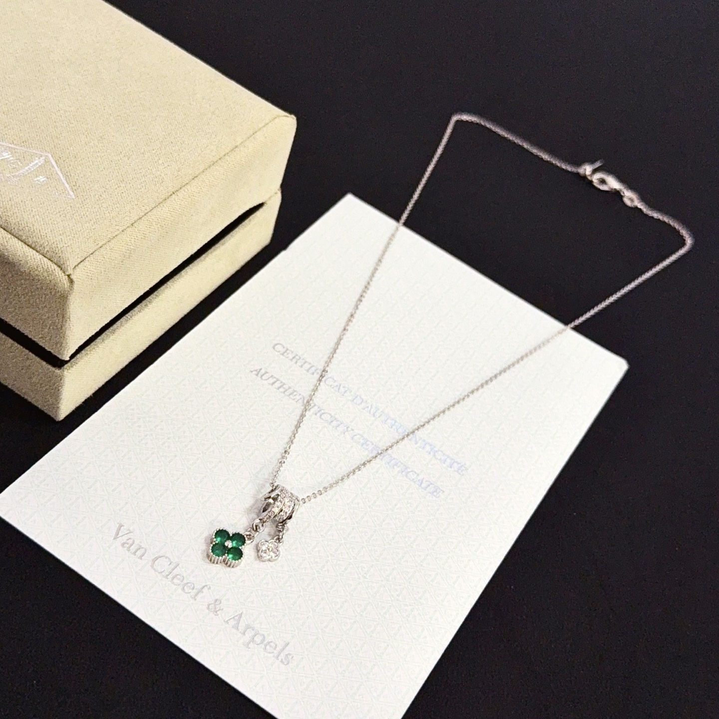 Collana Van Cleef Arpels Alhambra in metallo argentato con pietra preziosa verde diamante trasparente 42 cm