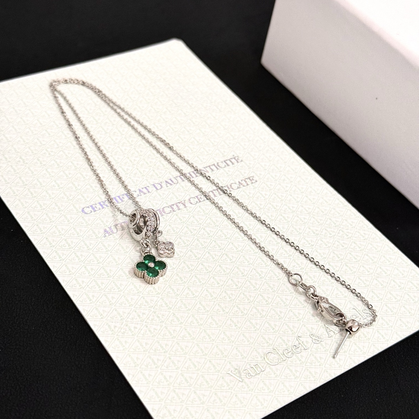Collana Van Cleef Arpels Alhambra in metallo argentato con pietra preziosa verde diamante trasparente 42 cm