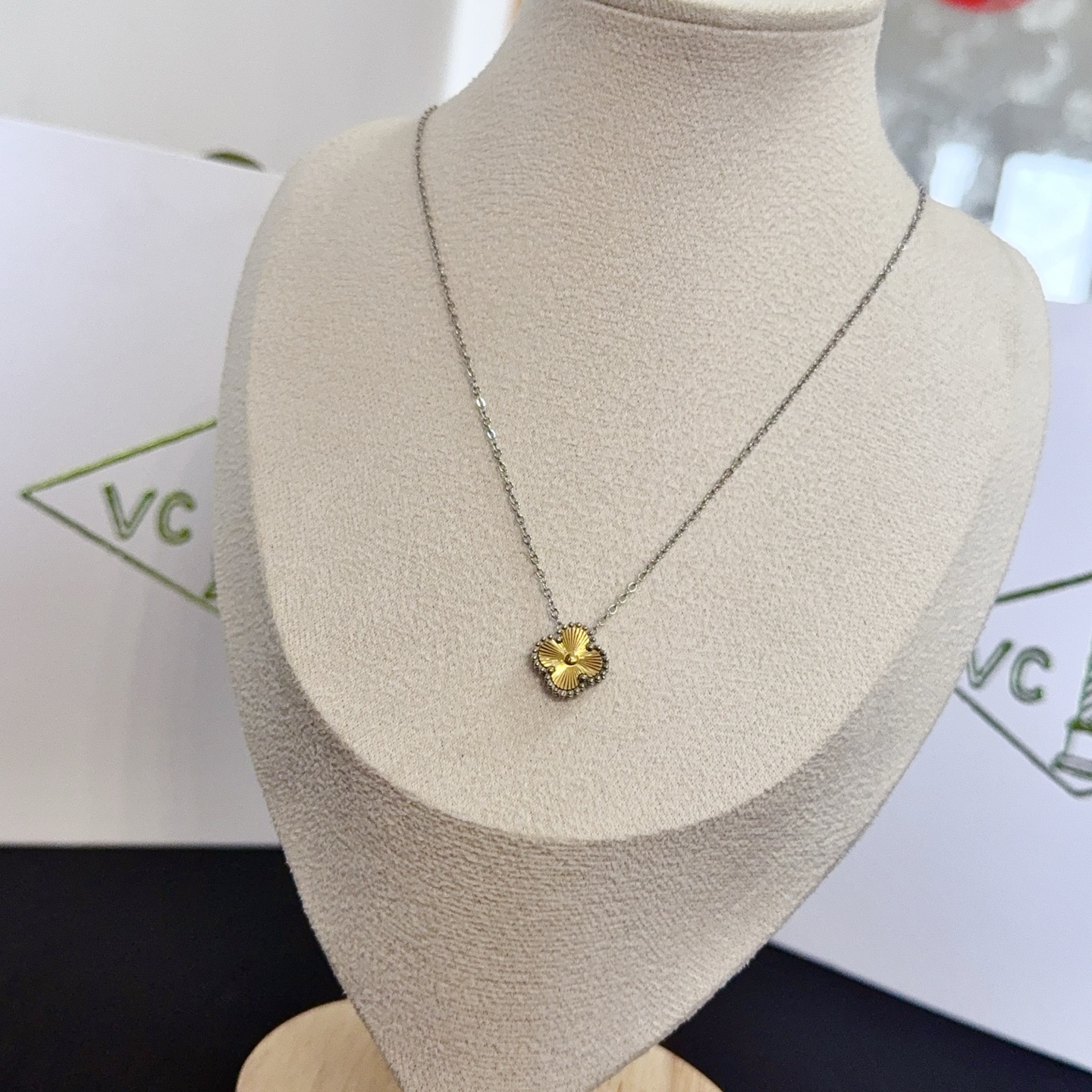 Colar Van Cleef Arpels Alhambra corrente de metal prateado pingente de trevo dourado 42 cm