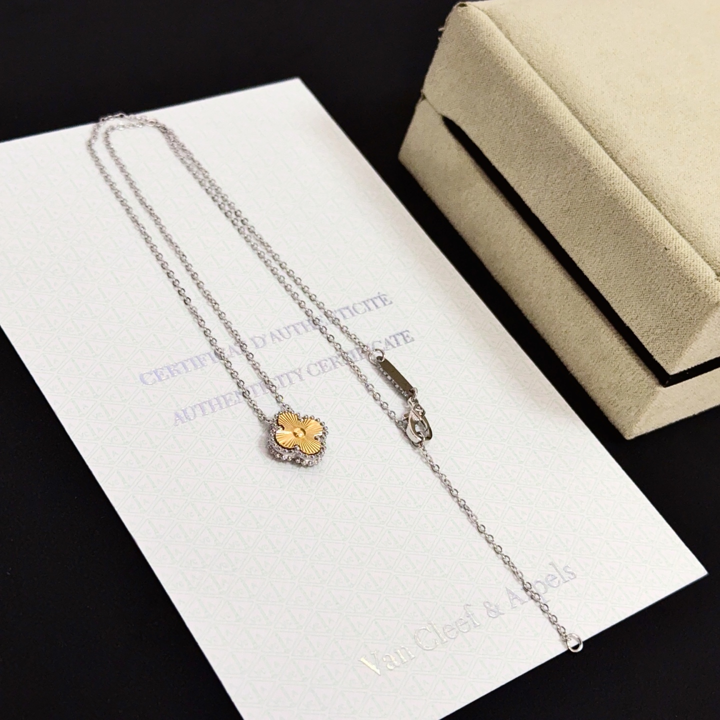 Colar Van Cleef Arpels Alhambra corrente de metal prateado pingente de trevo dourado 42 cm