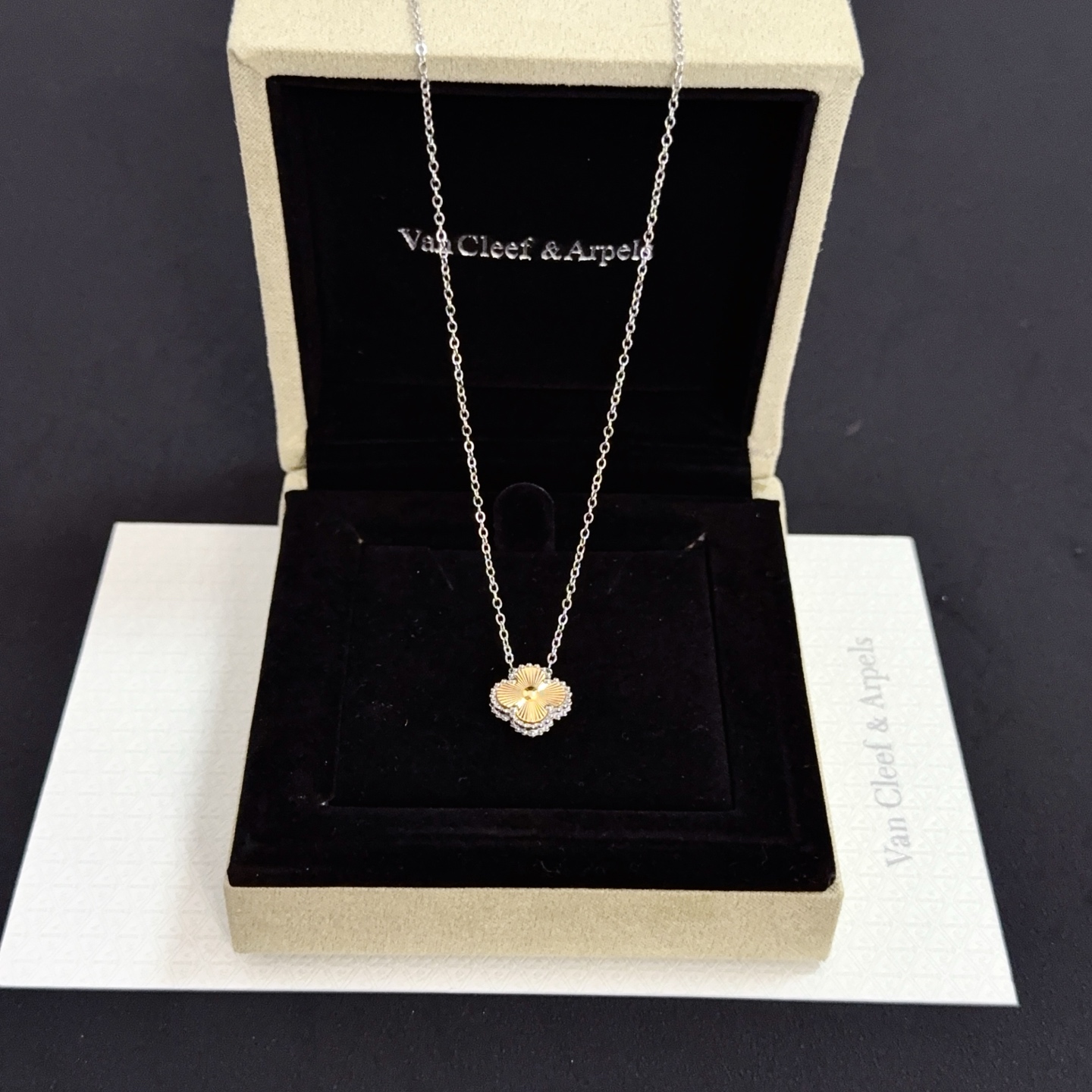 Colar Van Cleef Arpels Alhambra corrente de metal prateado pingente de trevo dourado 42 cm