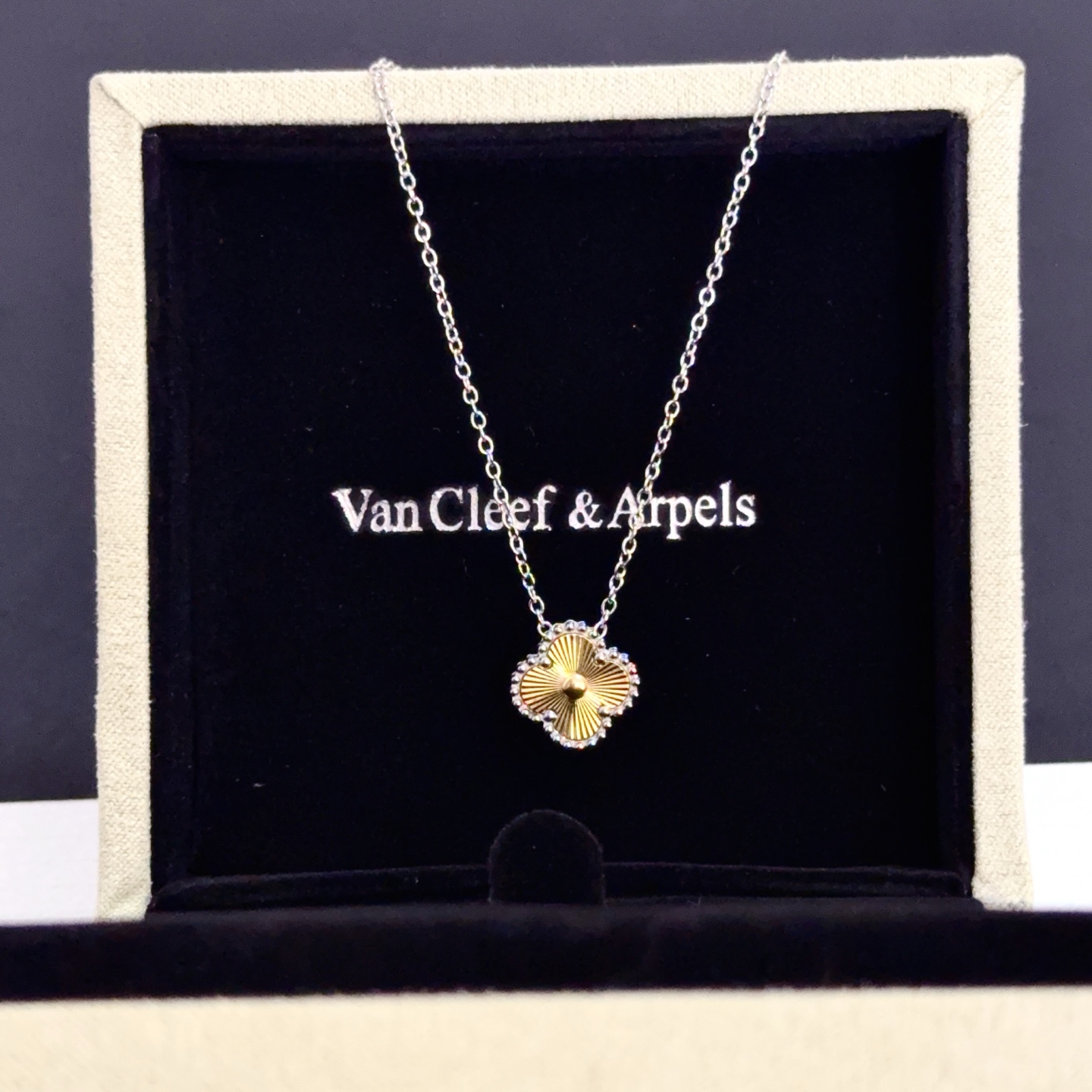 Colar Van Cleef Arpels Alhambra corrente de metal prateado pingente de trevo dourado 42 cm