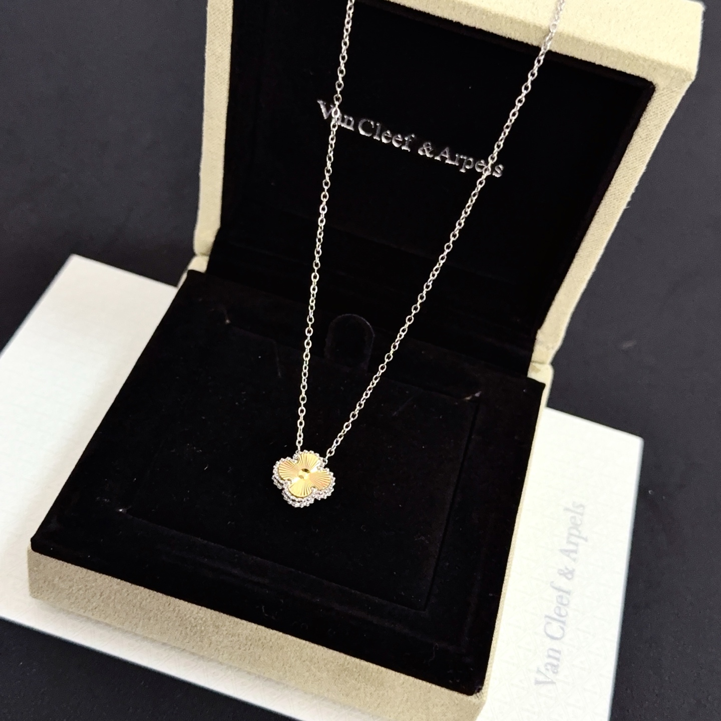 Colar Van Cleef Arpels Alhambra corrente de metal prateado pingente de trevo dourado 42 cm