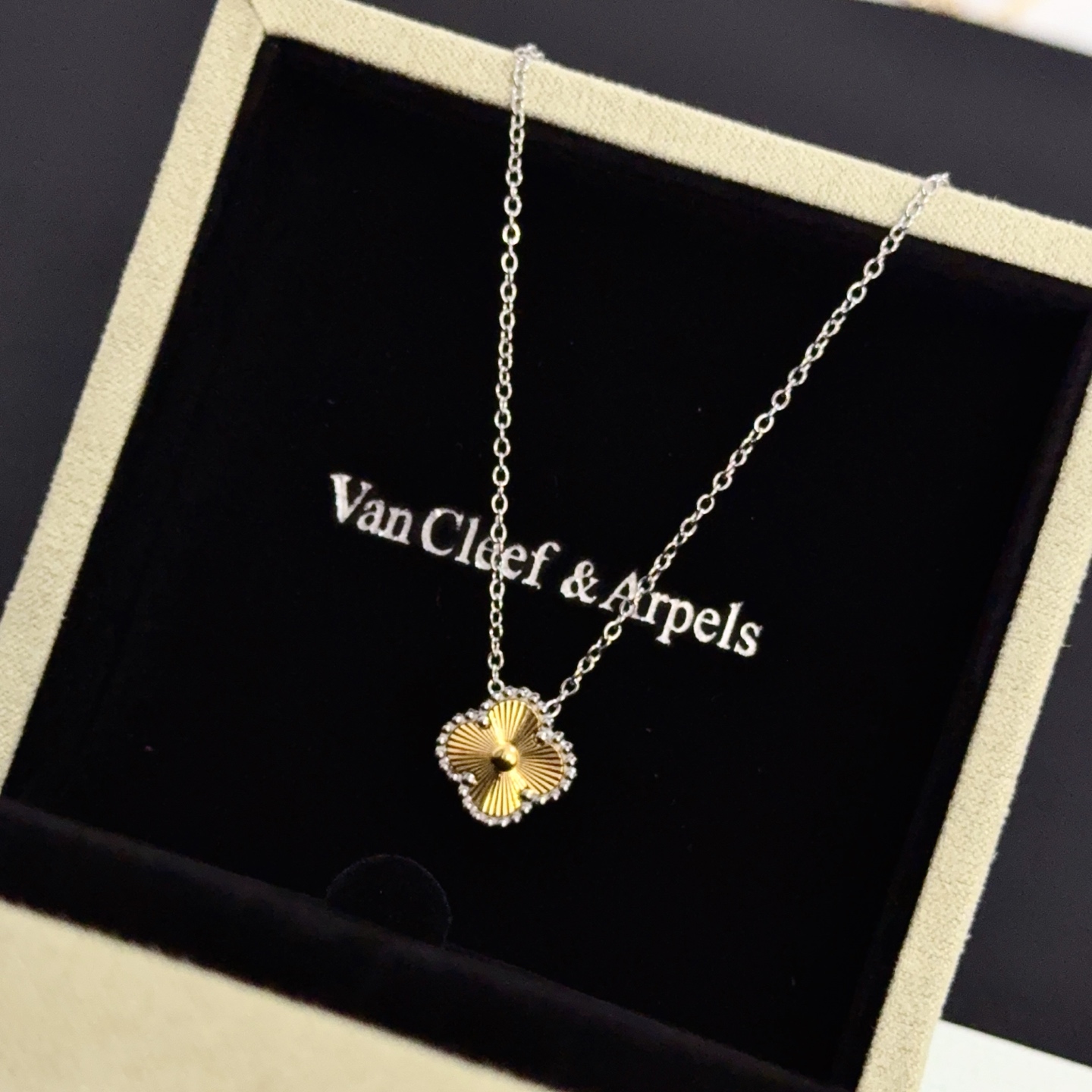 Colar Van Cleef Arpels Alhambra corrente de metal prateado pingente de trevo dourado 42 cm