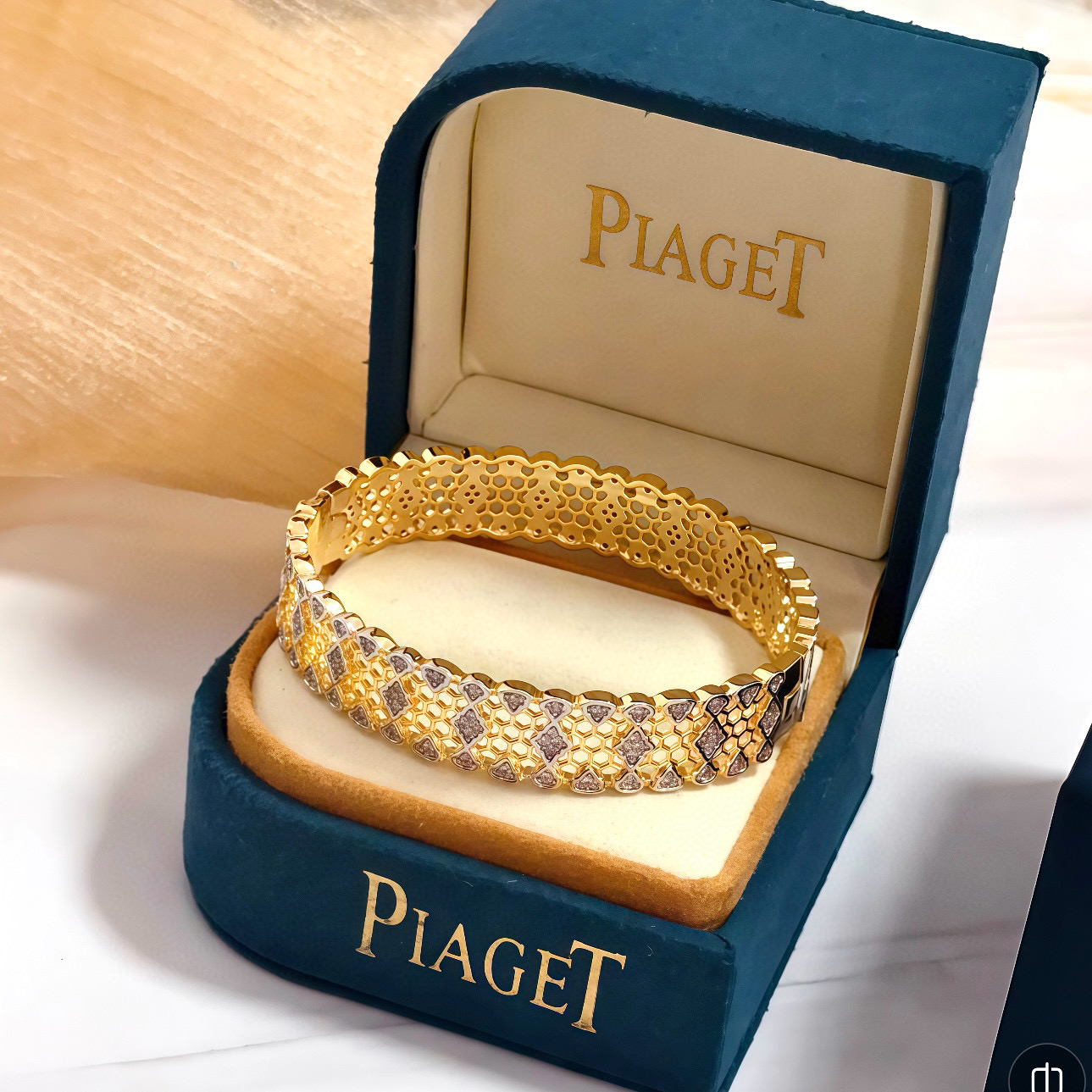 Piaget Serpenti Viper bracelet 18k yellow gold with clear diamond accents 17cm inner circumference