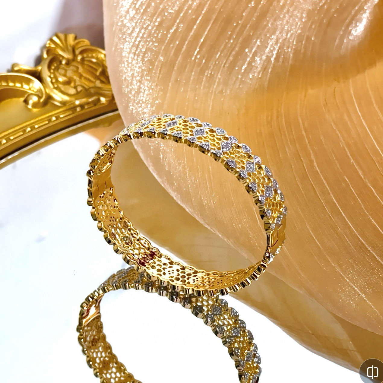 Piaget Serpenti Viper bracelet 18k yellow gold with clear diamond accents 17cm inner circumference