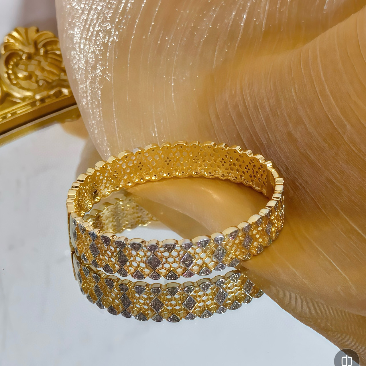 Piaget Serpenti Viper bracelet 18k yellow gold with clear diamond accents 17cm inner circumference