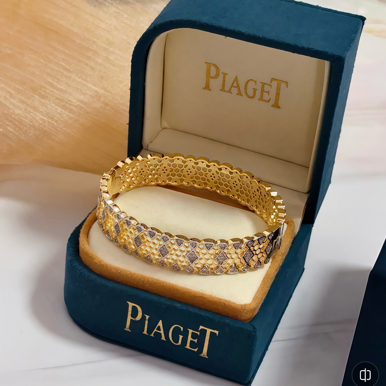 Piaget Serpenti Viper bracelet 18k yellow gold with clear diamond accents 17cm inner circumference