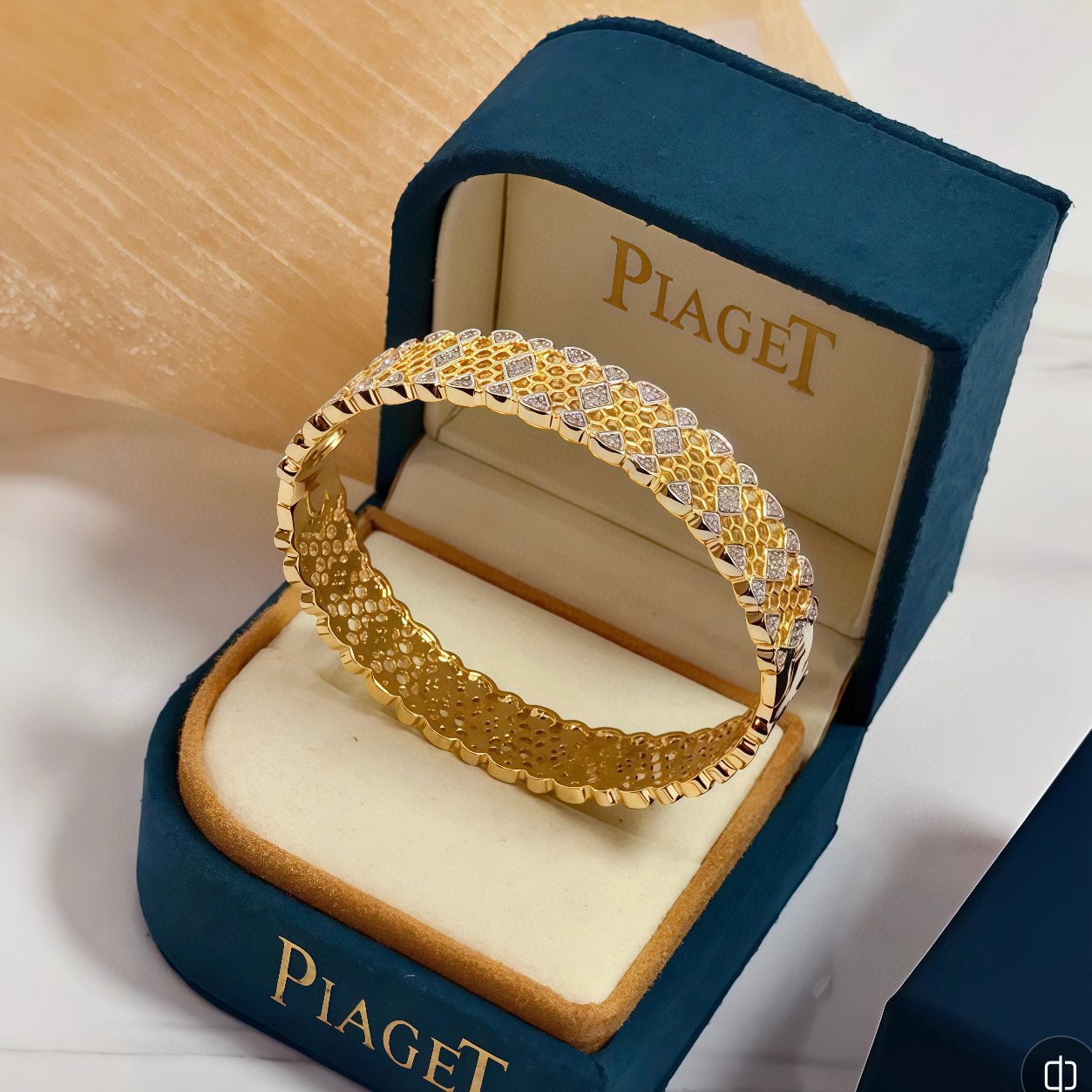 Piaget Serpenti Viper bracelet 18k yellow gold with clear diamond accents 17cm inner circumference
