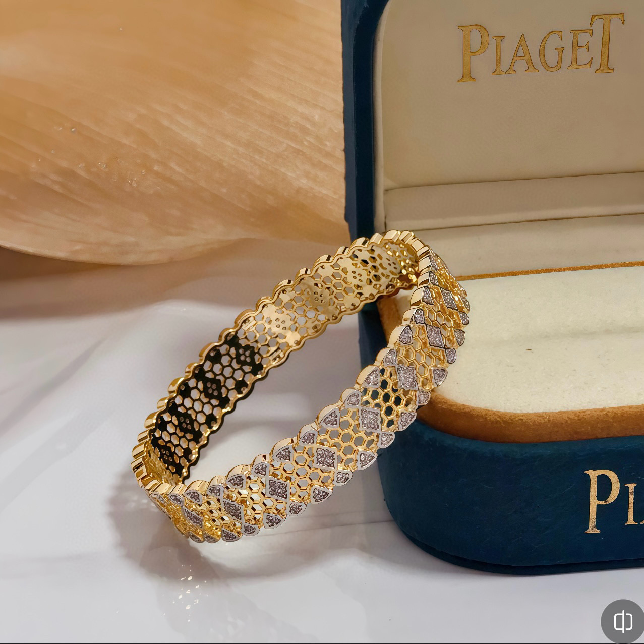Piaget Serpenti Viper bracelet 18k yellow gold with clear diamond accents 17cm inner circumference
