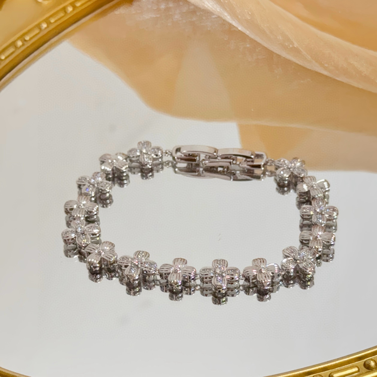 Piaget Rose bracelet 18k white gold with diamond accents 17cm