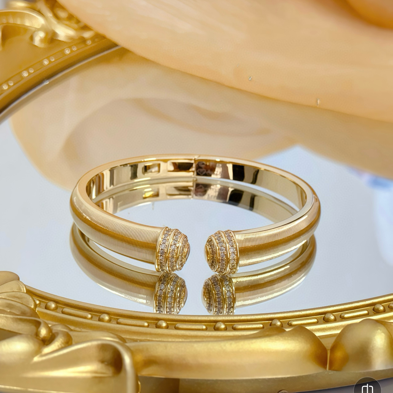 Piaget Possession bracelet yellow gold with clear diamond accents 16cm inner circumference