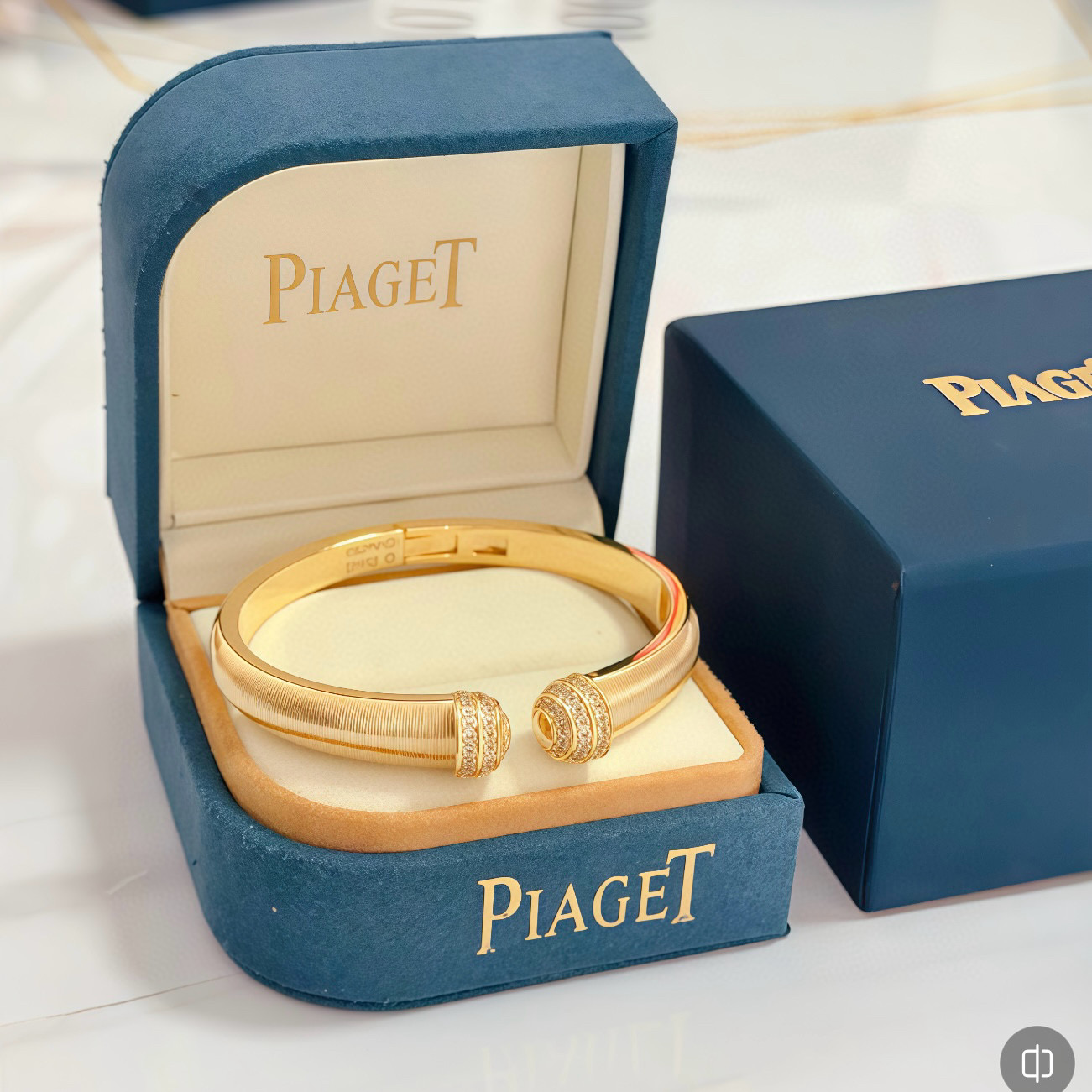 Piaget Possession bracelet yellow gold with clear diamond accents 16cm inner circumference