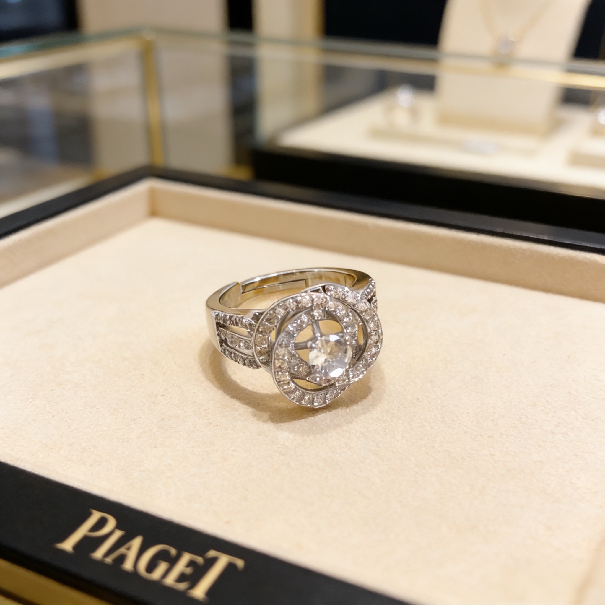 Piaget Possession ring 18k white gold clear diamond 52