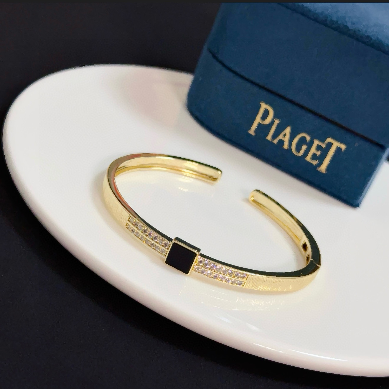 Piaget Possession bracelet Yellow gold with black onyx and clear diamond accents 17cm