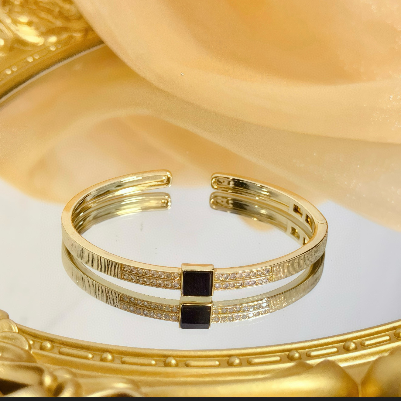 Piaget Possession bracelet Yellow gold with black onyx and clear diamond accents 17cm