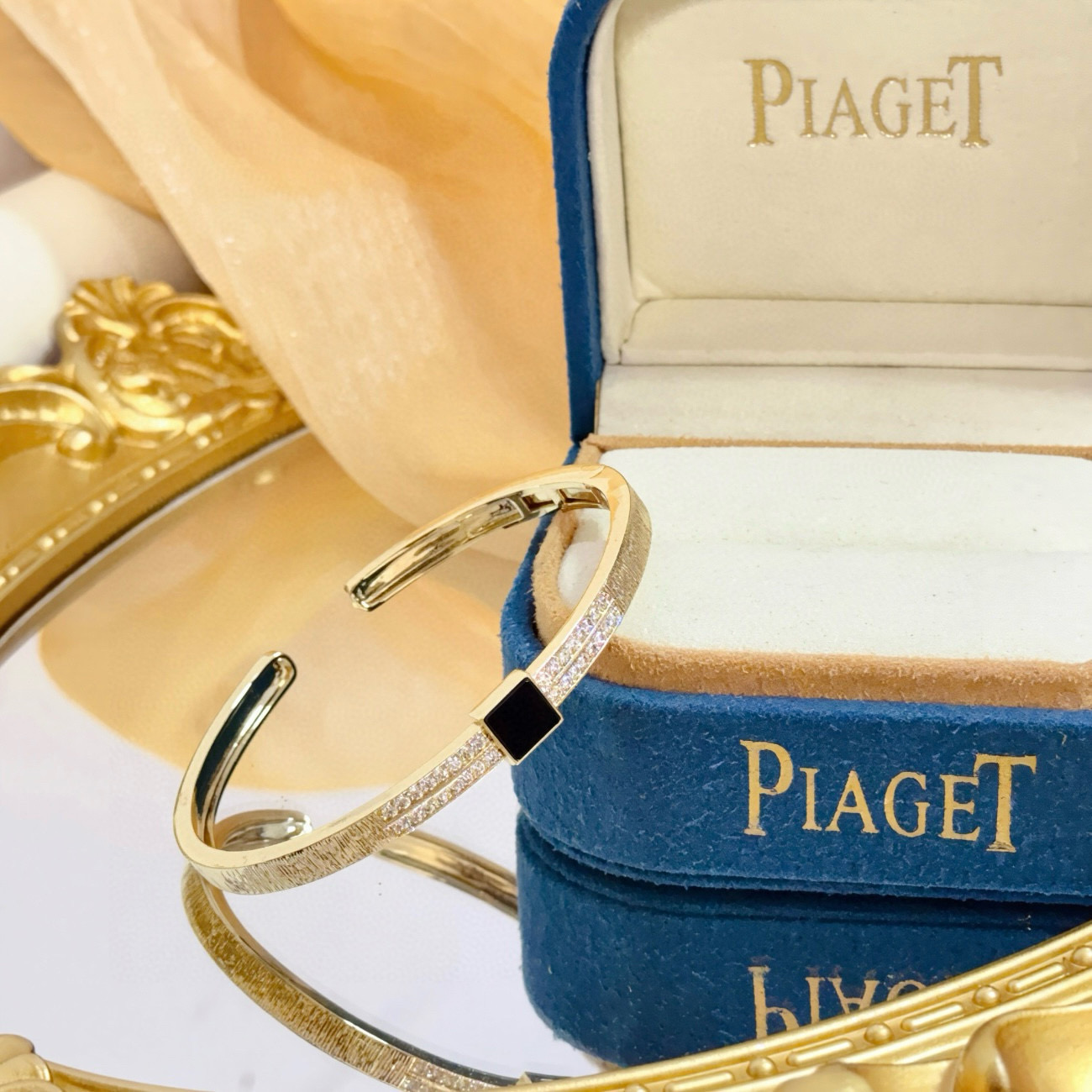 Piaget Possession bracelet Yellow gold with black onyx and clear diamond accents 17cm