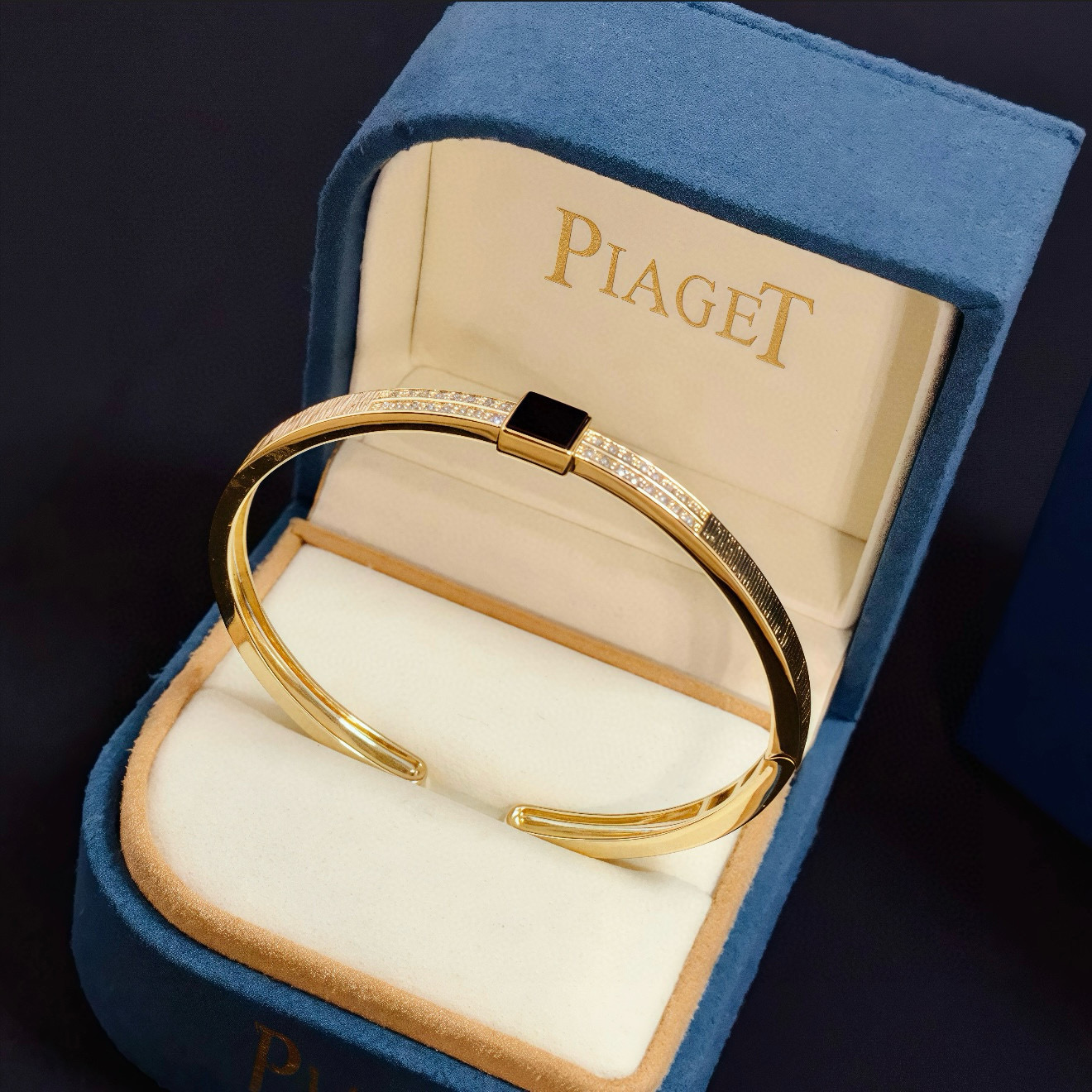 Piaget Possession bracelet Yellow gold with black onyx and clear diamond accents 17cm