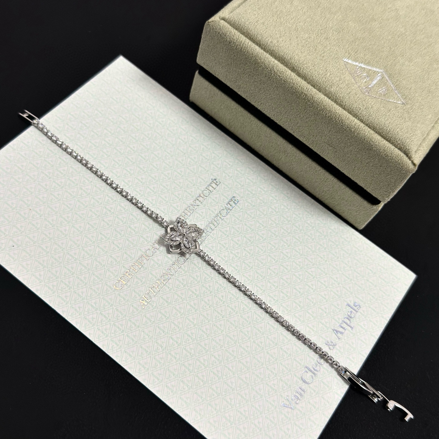 Van Cleef Arpels Four-leaf clover diamond bracelet bracelet Silver-toned white gold with clear diamonds 17cm