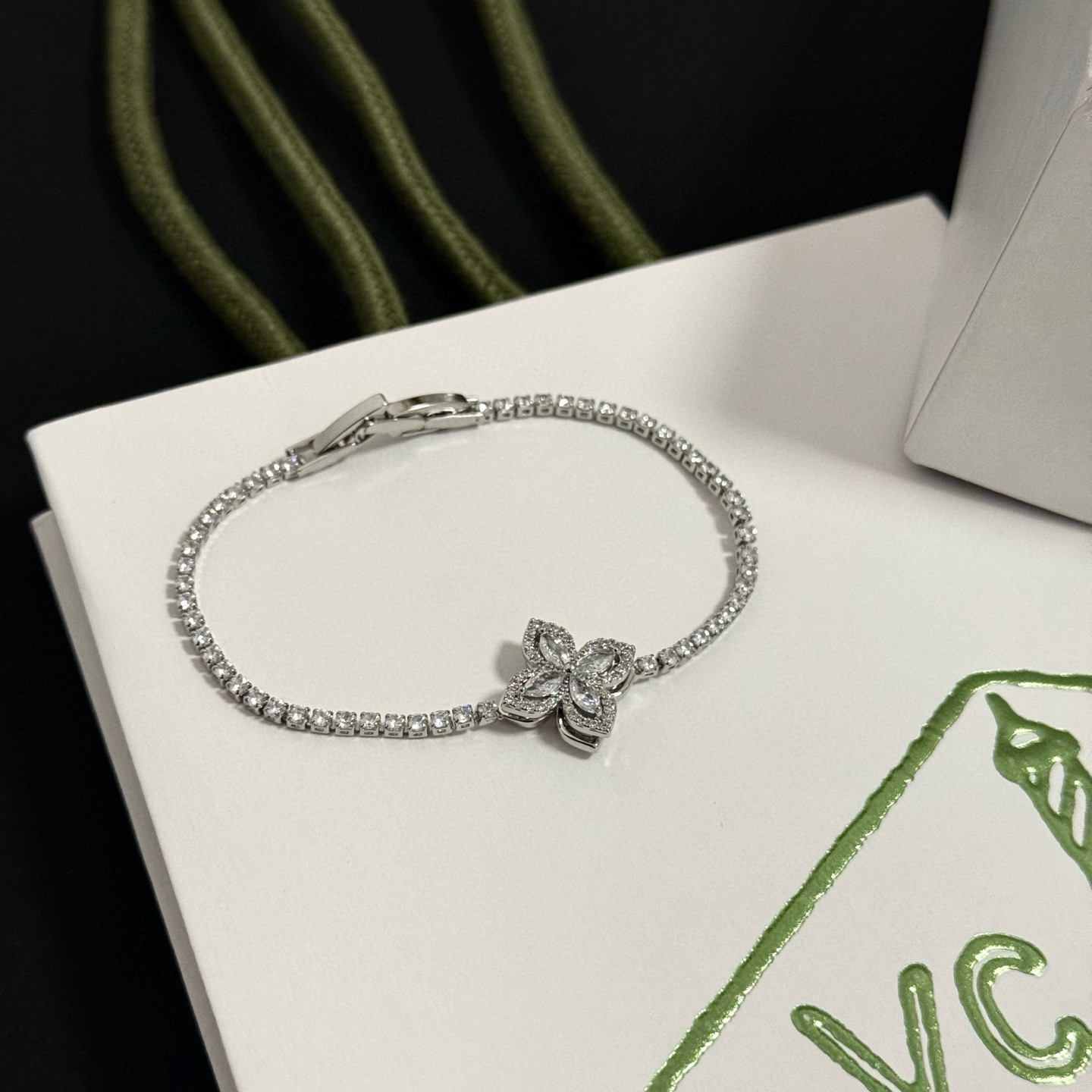 Van Cleef Arpels Four-leaf clover diamond bracelet bracelet Silver-toned white gold with clear diamonds 17cm