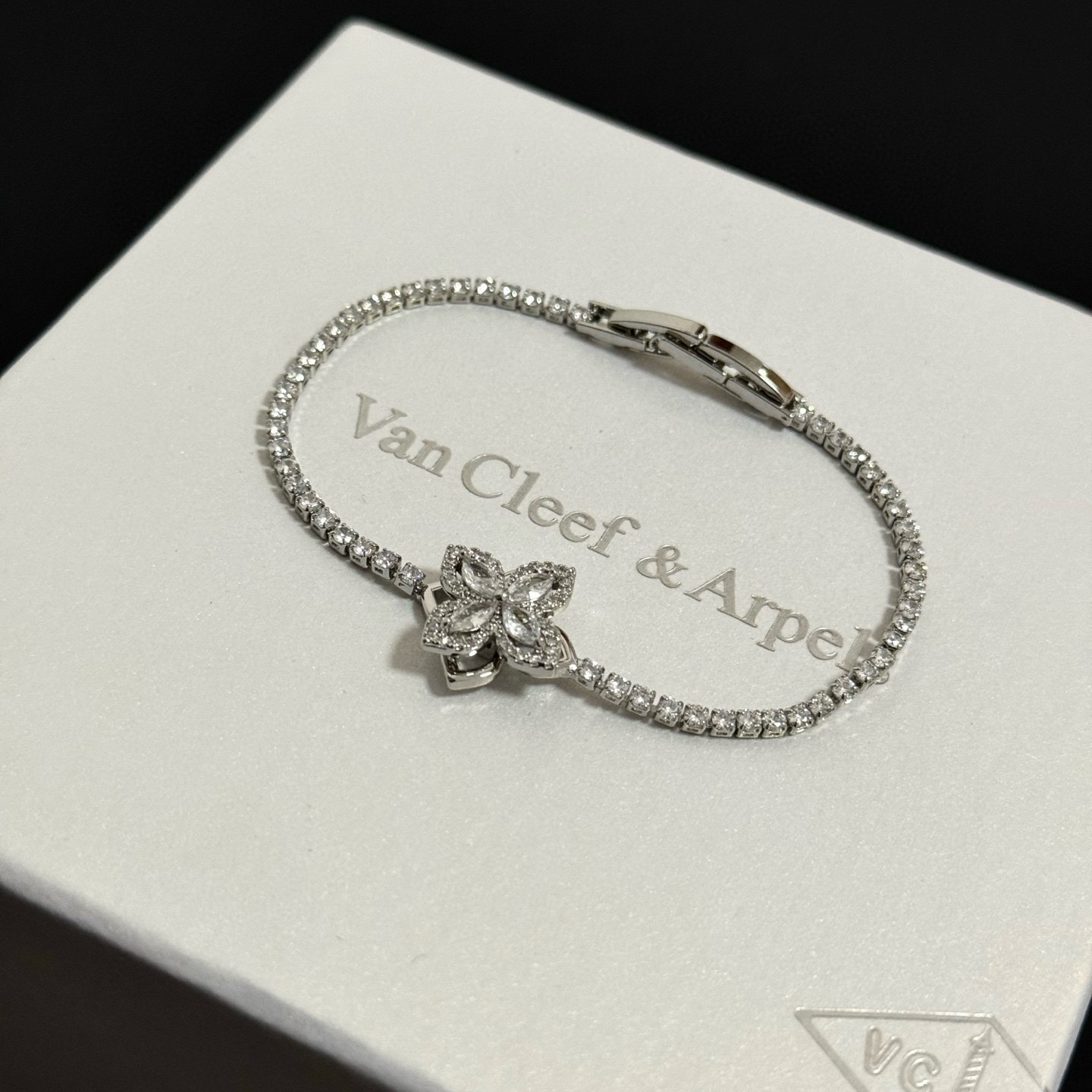 Van Cleef Arpels Four-leaf clover diamond bracelet bracelet Silver-toned white gold with clear diamonds 17cm