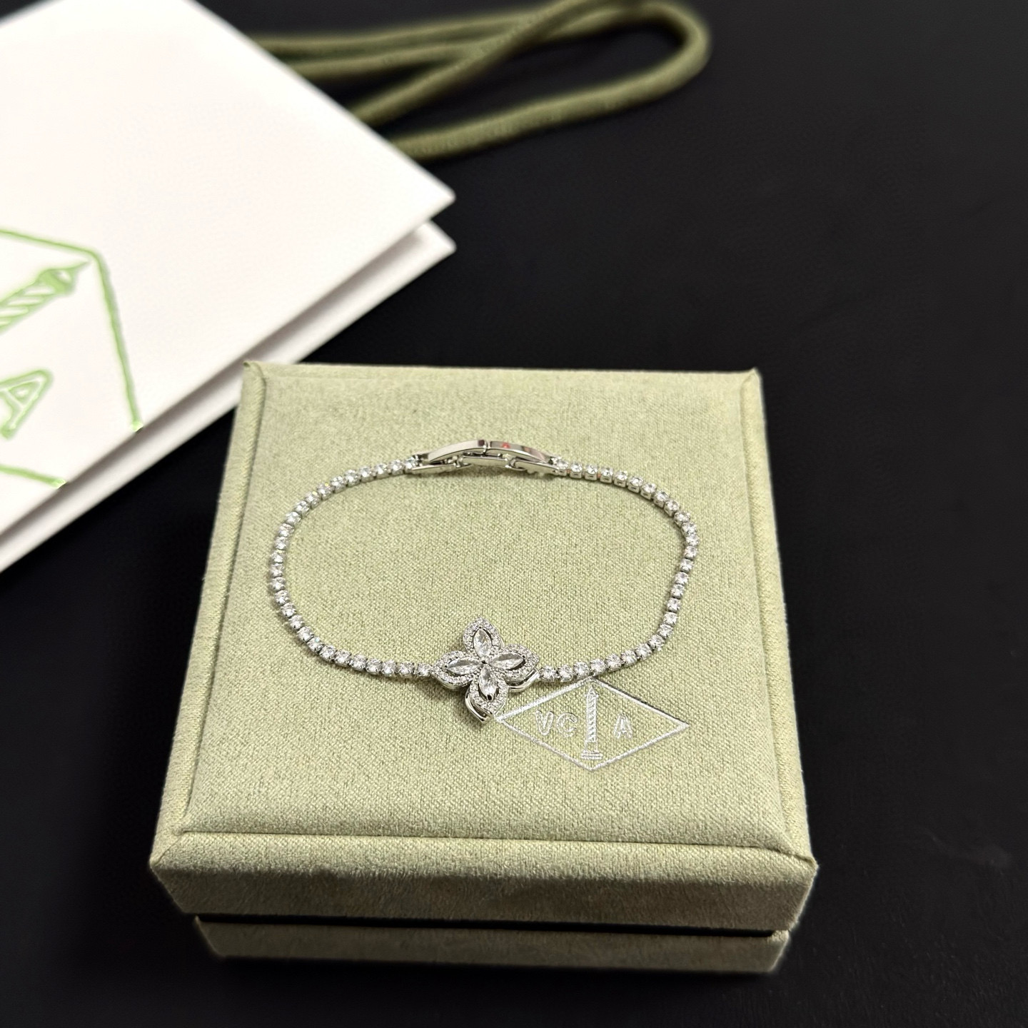 Van Cleef Arpels Four-leaf clover diamond bracelet bracelet Silver-toned white gold with clear diamonds 17cm