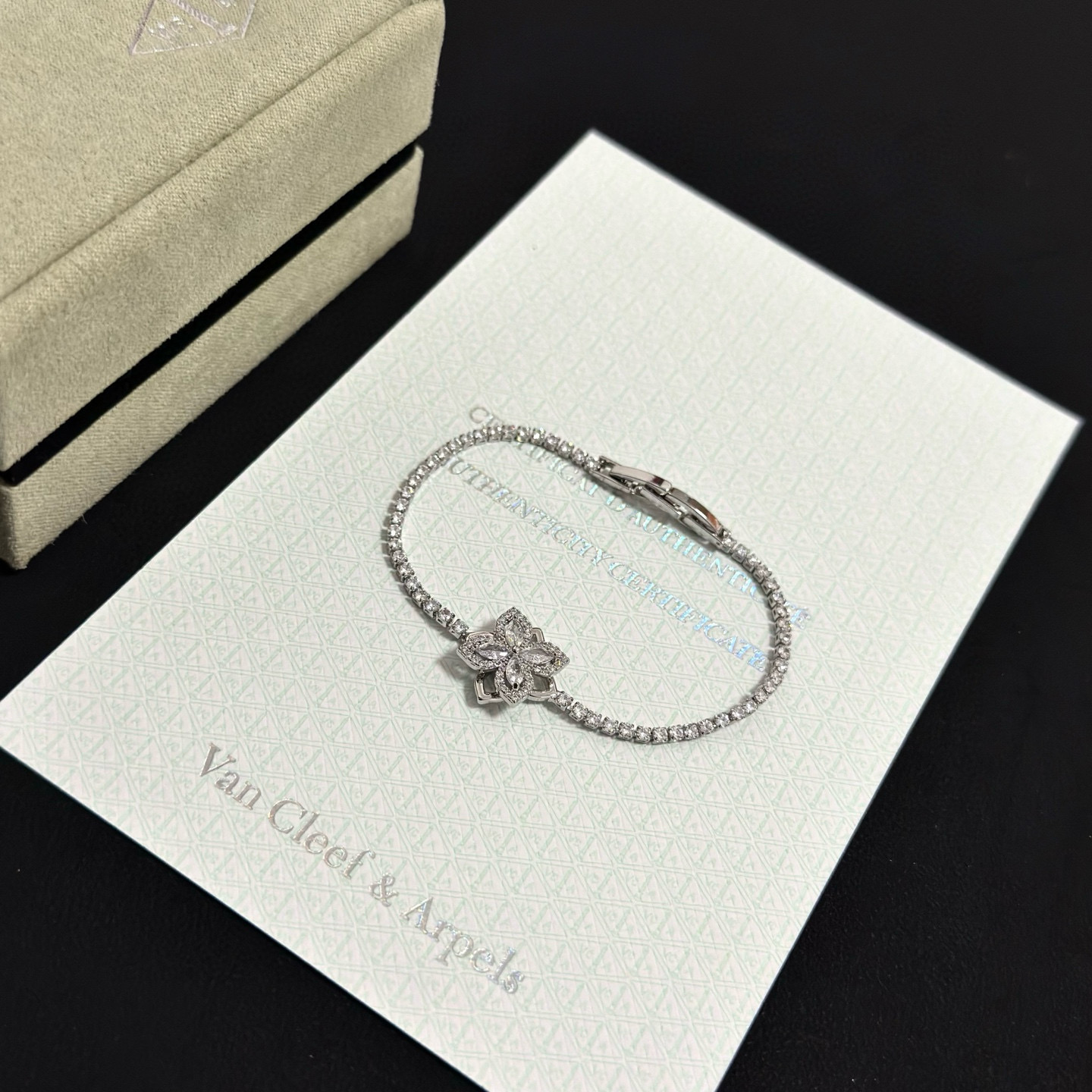 Van Cleef Arpels Four-leaf clover diamond bracelet bracelet Silver-toned white gold with clear diamonds 17cm