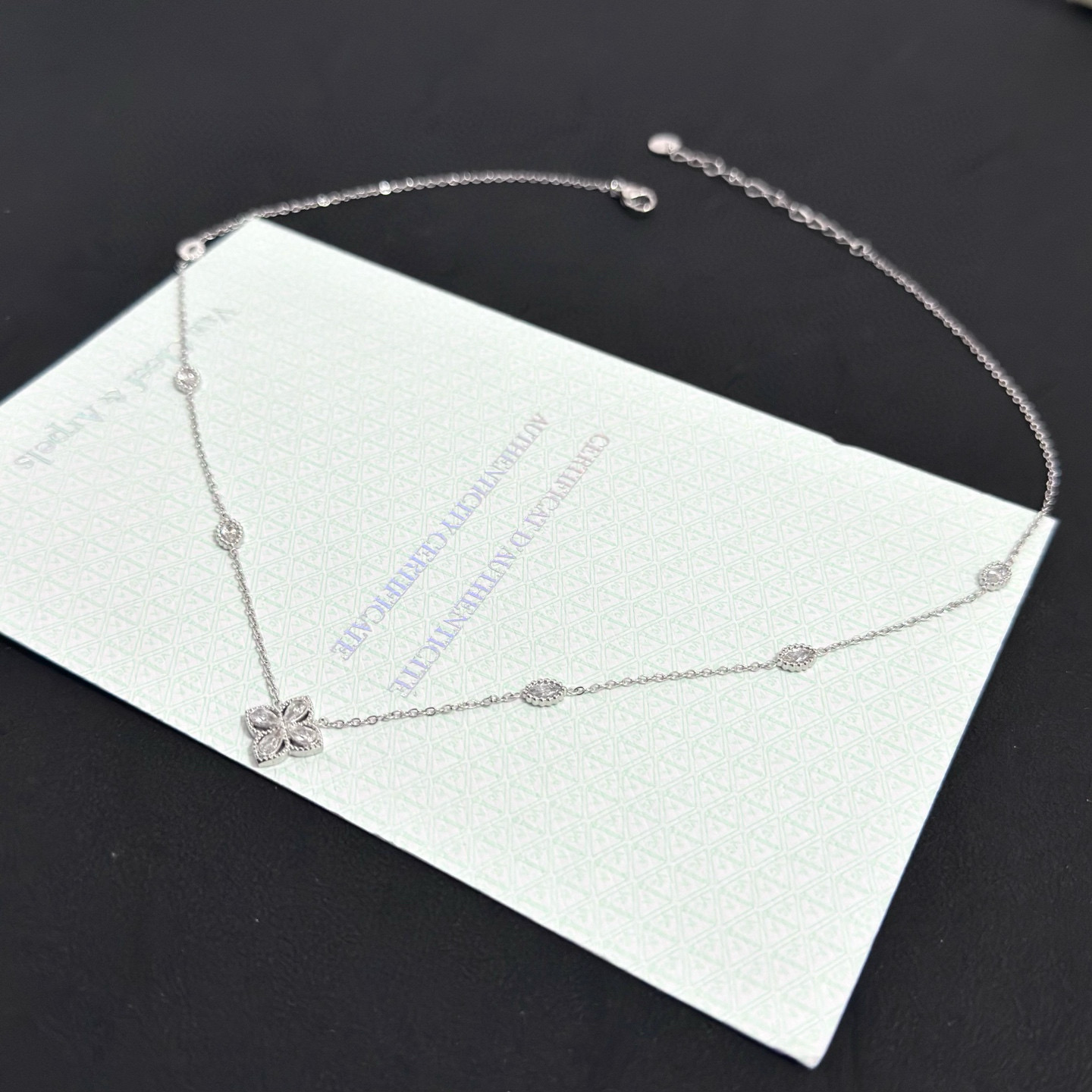 Collana Van Cleef Arpels Alhambra in oro bianco e diamanti 42 cm