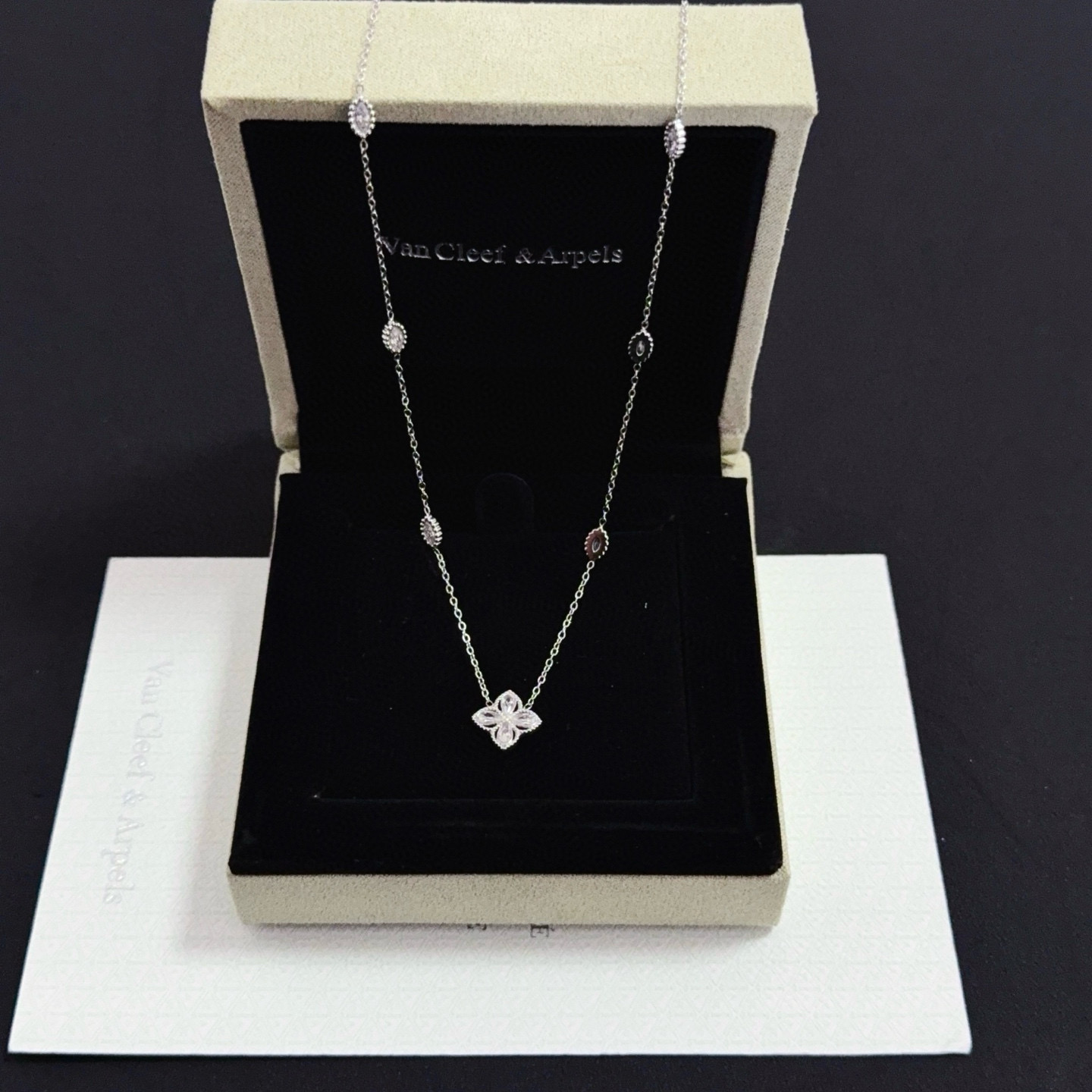 Collana Van Cleef Arpels Alhambra in oro bianco e diamanti 42 cm